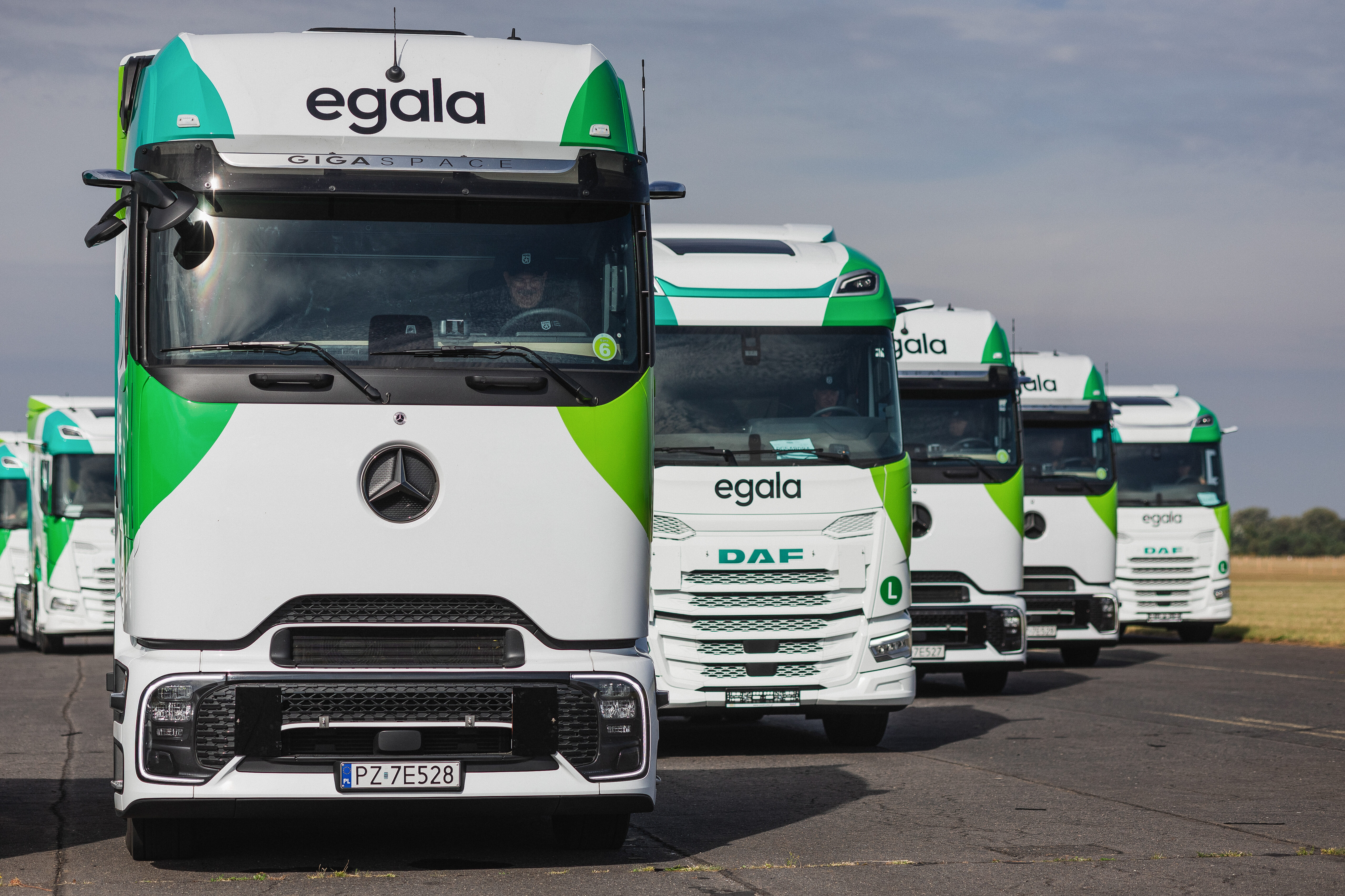 Two professionals working on laptops in a modern office, analyzing data and documents. Represents Egala by Boekestijn’s focus on digital transformation, data-driven logistics, and smart business collaboration.