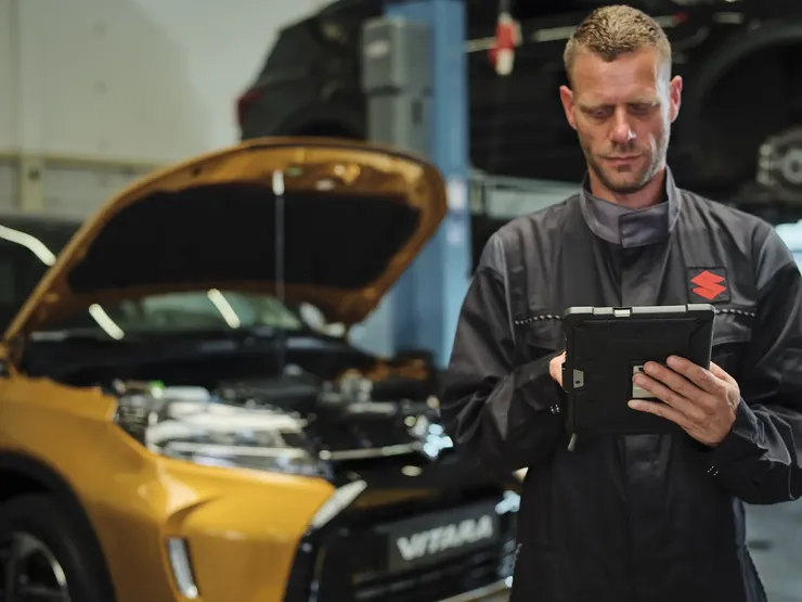 Monteur die een suzuki checkt