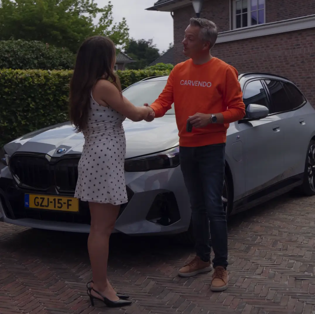 Man bij zakelijke auto financial lease