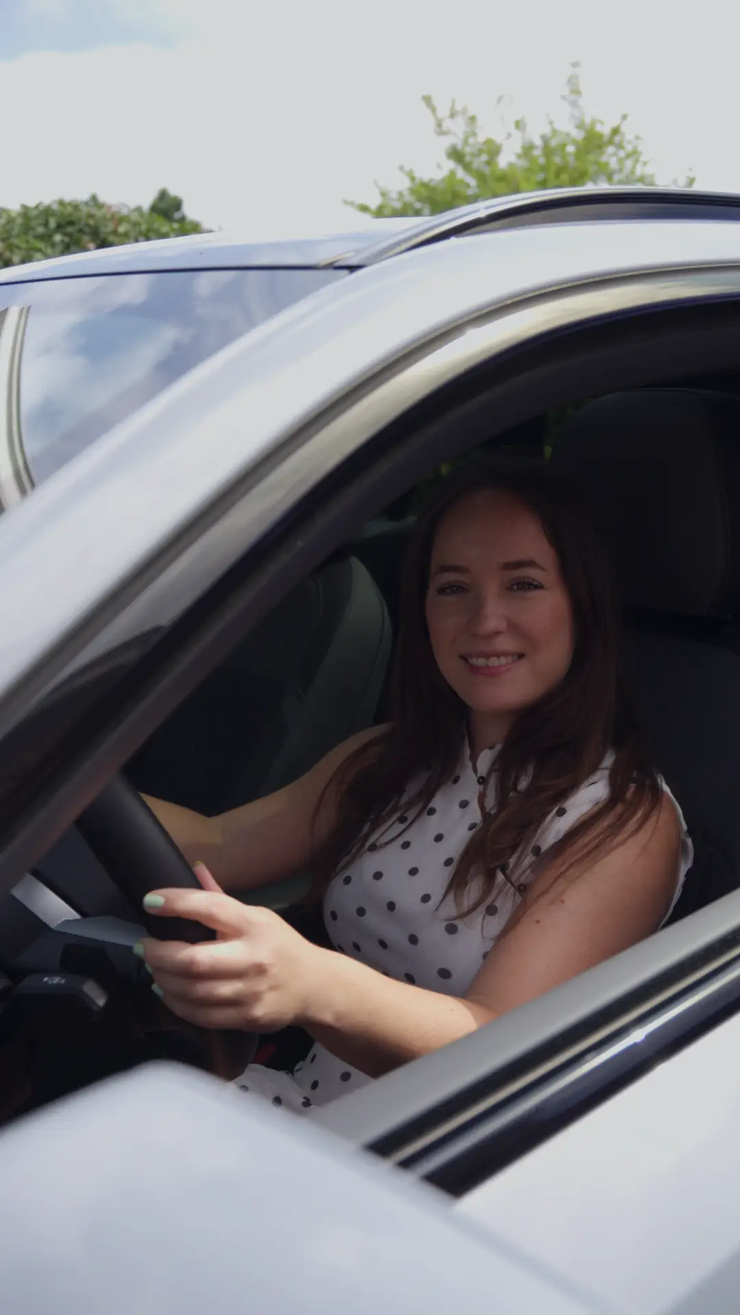 Vrouw rijdt proef in een nieuwe auto