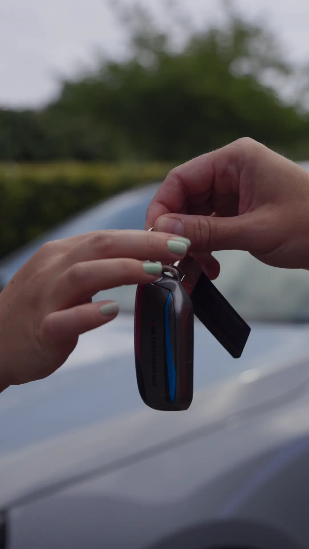Illustratie van een man met een oranje slot en een blauwe auto naast een laptop met een euroteken en auto-icoon, met de tekst 'Ruil je auto online in' en het Carvendo-logo.