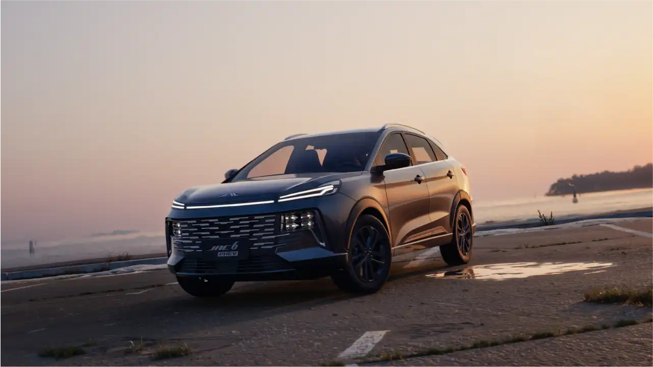 space-project-3d-visualization-of-jac-6-phev-hybrid-suv-near-the-coast-at-sunset-showcasing-exterior-design-lighting-and-proportions