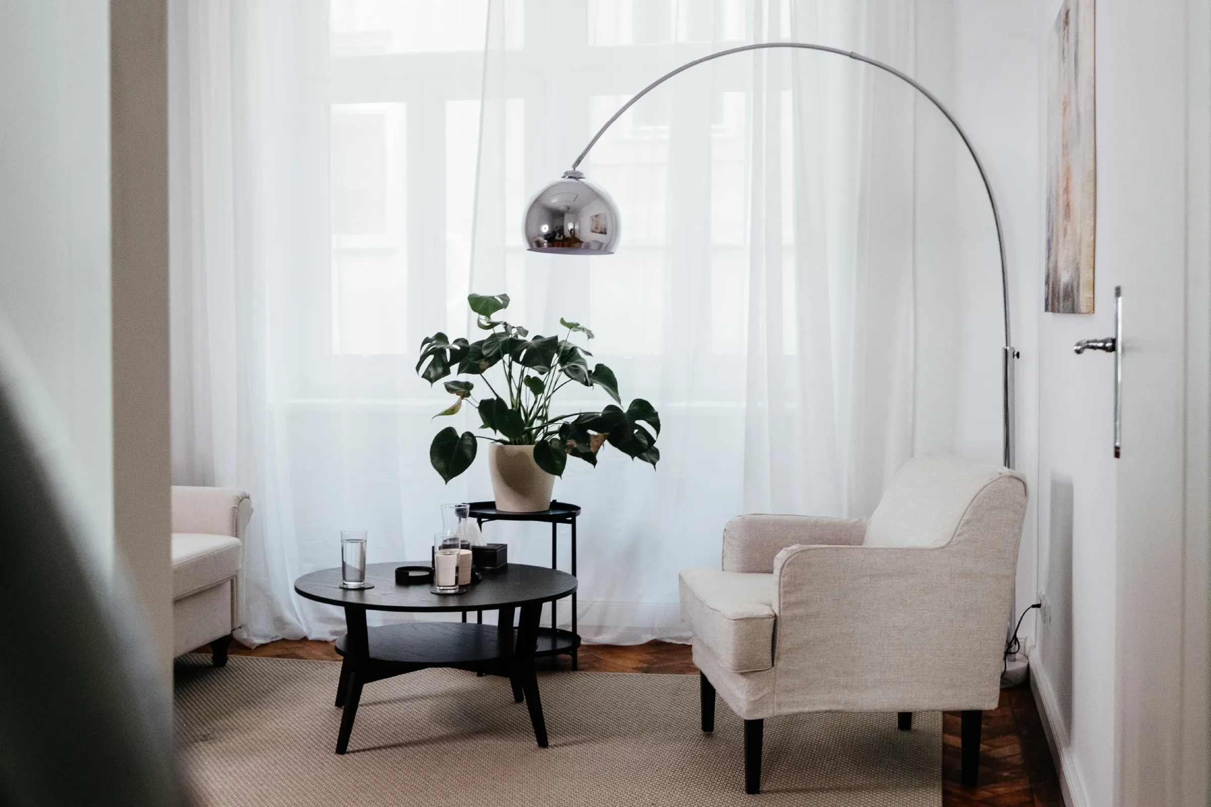 Praxisraum mit niedrigem Tisch, einer Grünpflanze und ruhigem, gemütlichen Interieur in der Praxis von Christoph Puhr, Psychotherapie Puhr Wien 1020