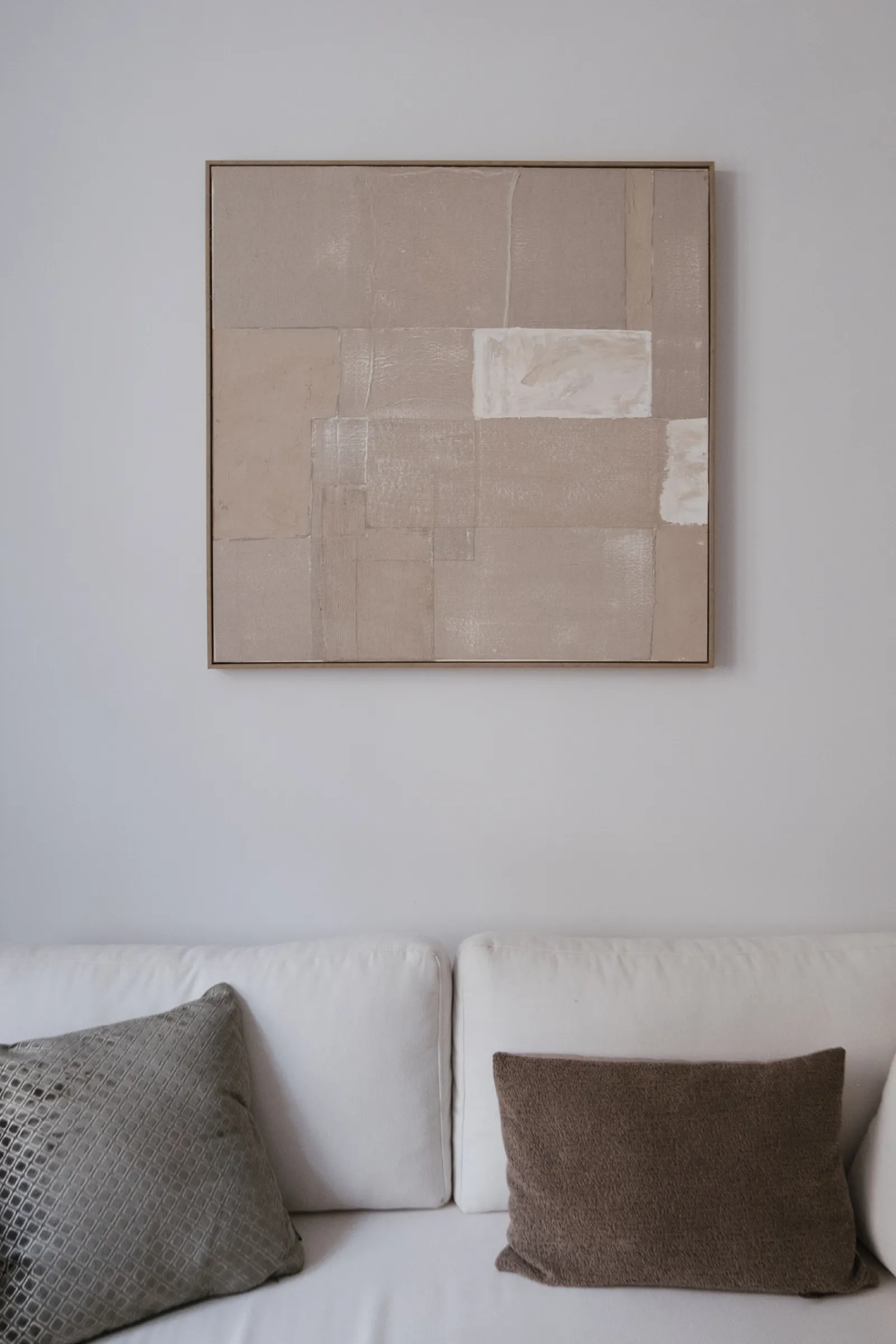 Sofa, Gemälde und ruhiges Interieur in der Praxis von Christoph Puhr,Psychotherapie Puhr Wien 1020