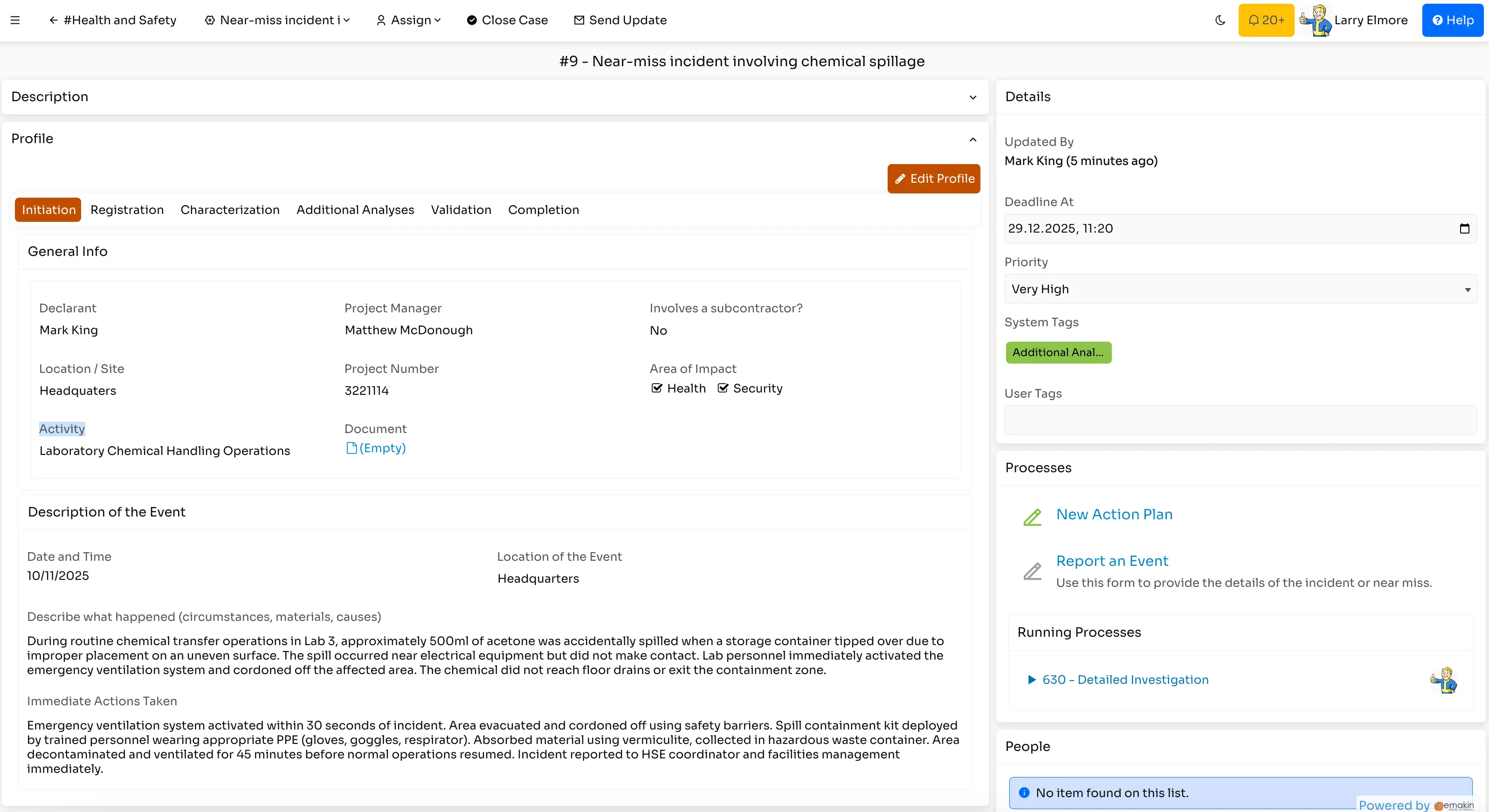 Digital incident report interface for a near-miss chemical spillage, showing declarant, project manager, event details, actions taken, and priority set to very high.