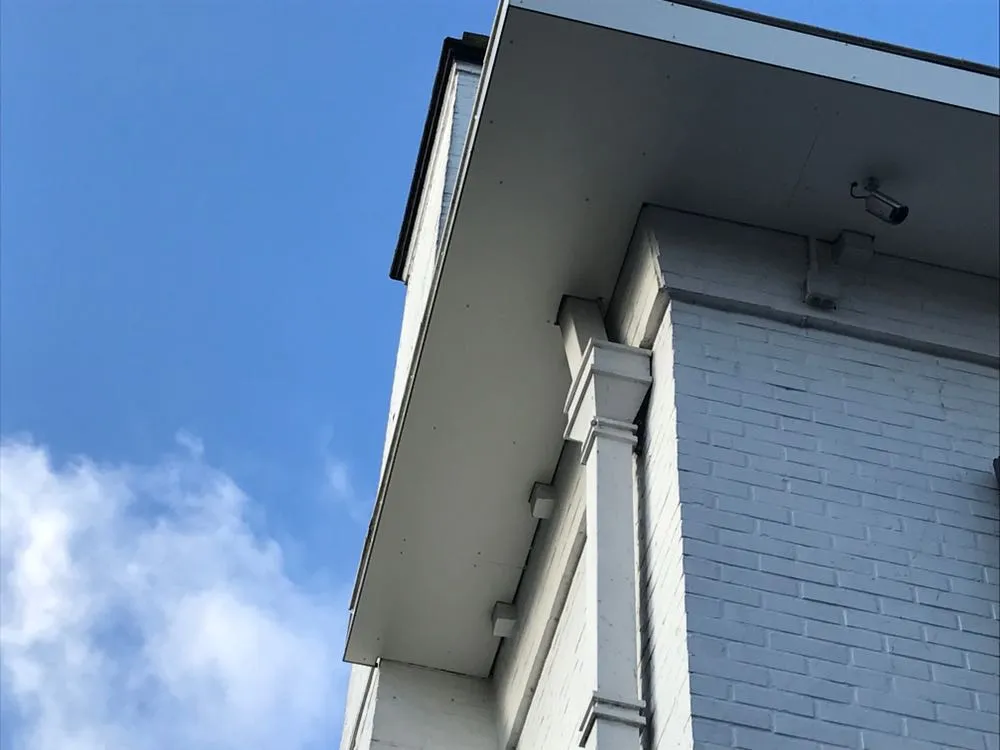 Foto die de afkasting van Dakwerken Roofit toont van een hoek van een dak