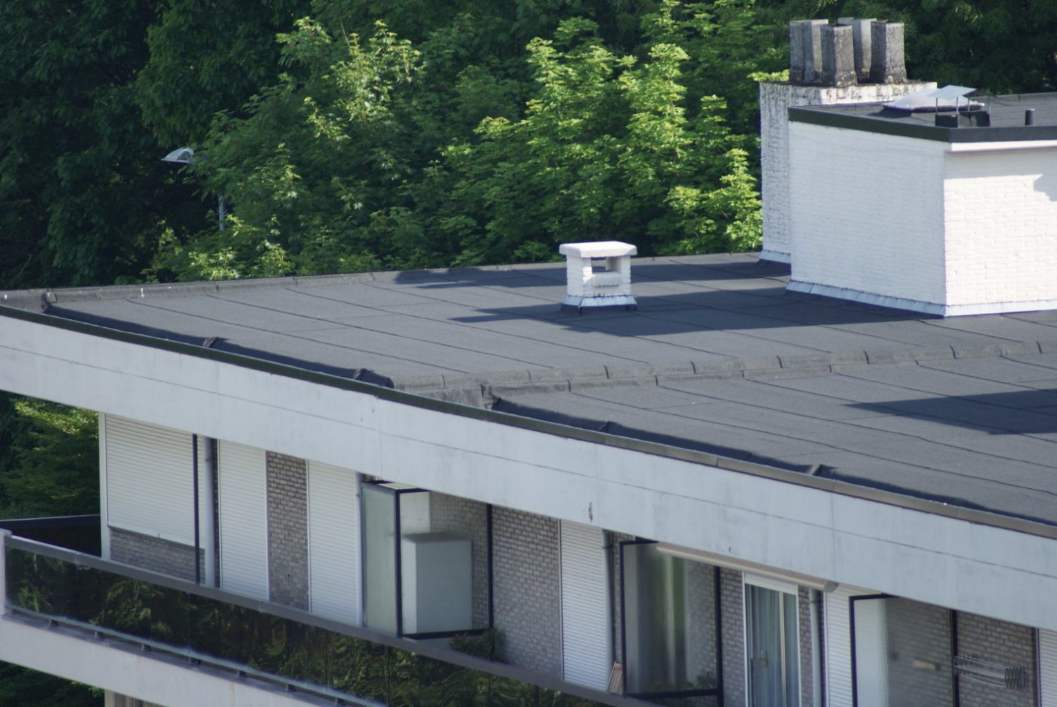 Een groot afgewerkt roofing dak van een groot appartementsgebouw in Antwerpen 