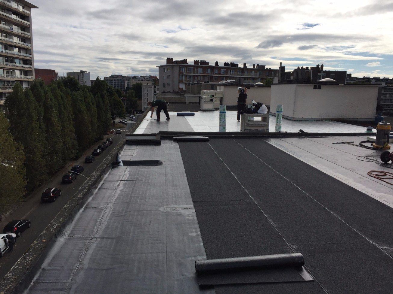 Een roofing dak dat wordt gelegd in Antwerpen