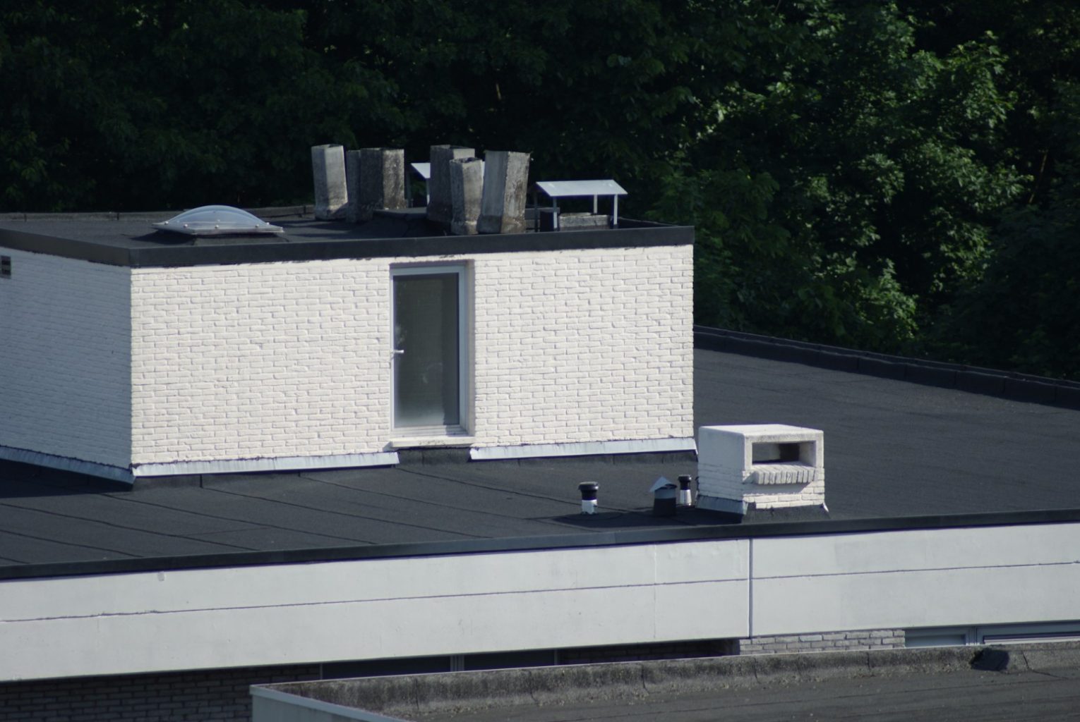 Een groot afgewerkt roofing dak van een groot appartementsgebouw in Antwerpen 