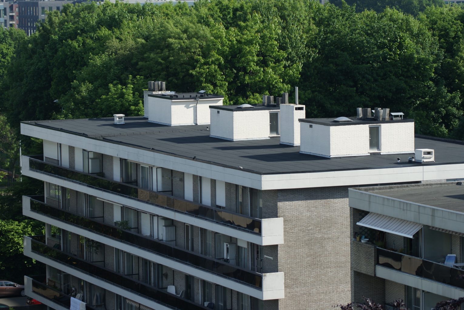 Een groot afgewerkt roofing dak van een groot appartementsgebouw in Antwerpen 