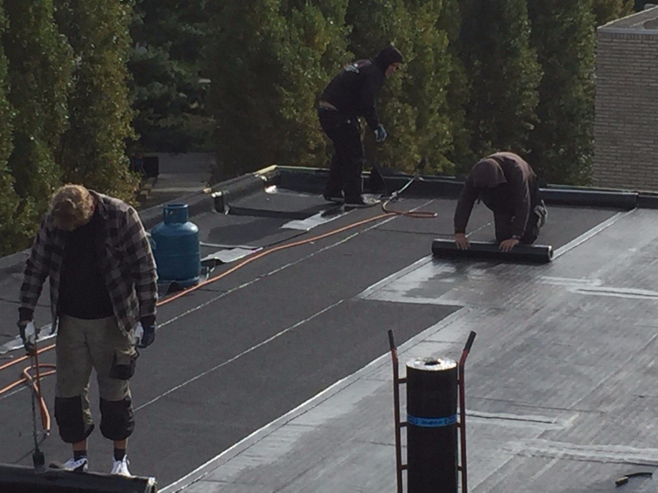 Een roofing dak wordt gelegd in Antwerpen door 3 dakdekkers van Dakwerken Roofit