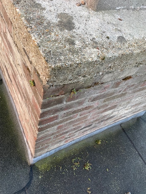 Afbeelding van de afwerking van een gebrand roofing dak rond een schoorsteen