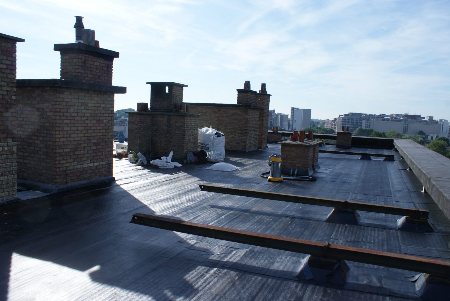 Een dak waar de gehele roofing onderlaag is gelegd bovenop de isolatie