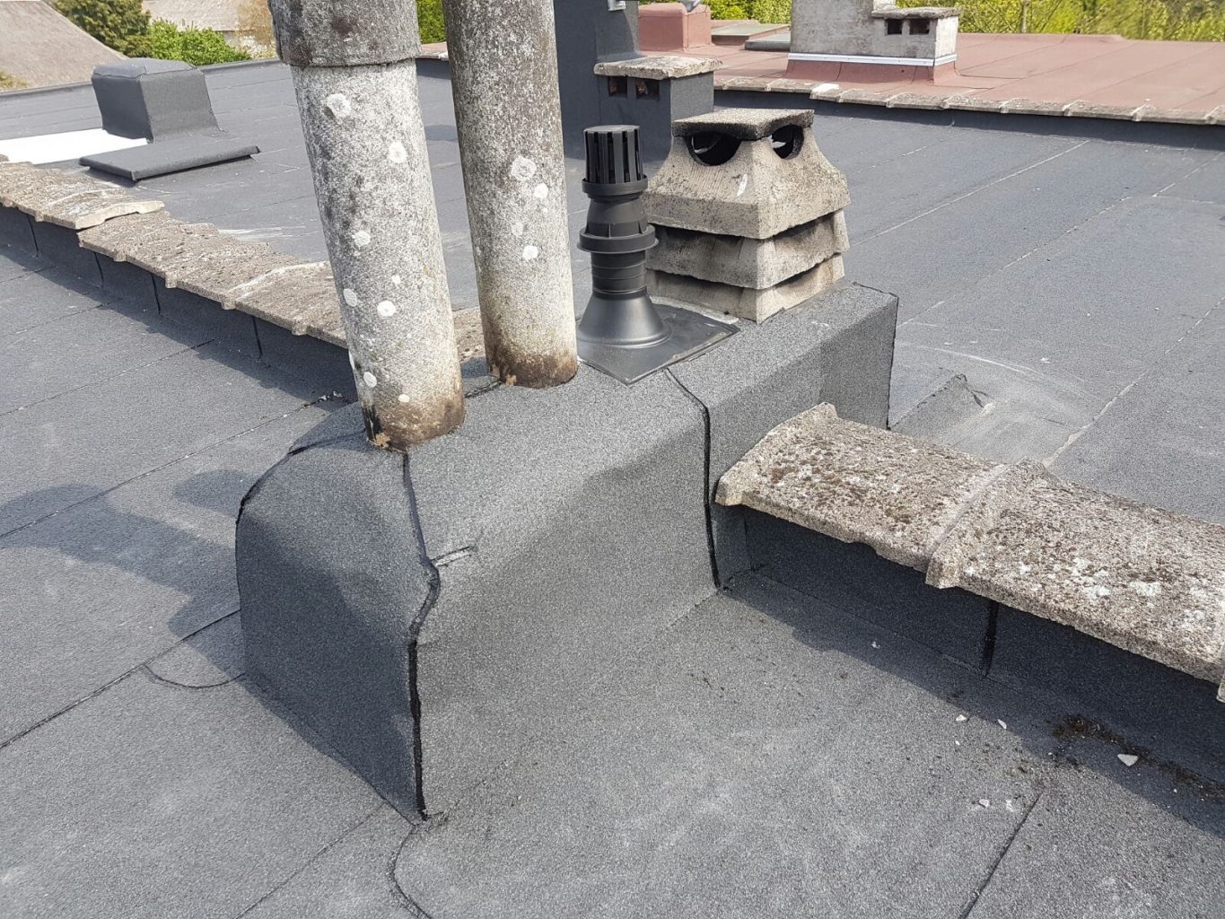 gedetailleerde afwerking van een schoorsteen waar roofing op is gebrand.
