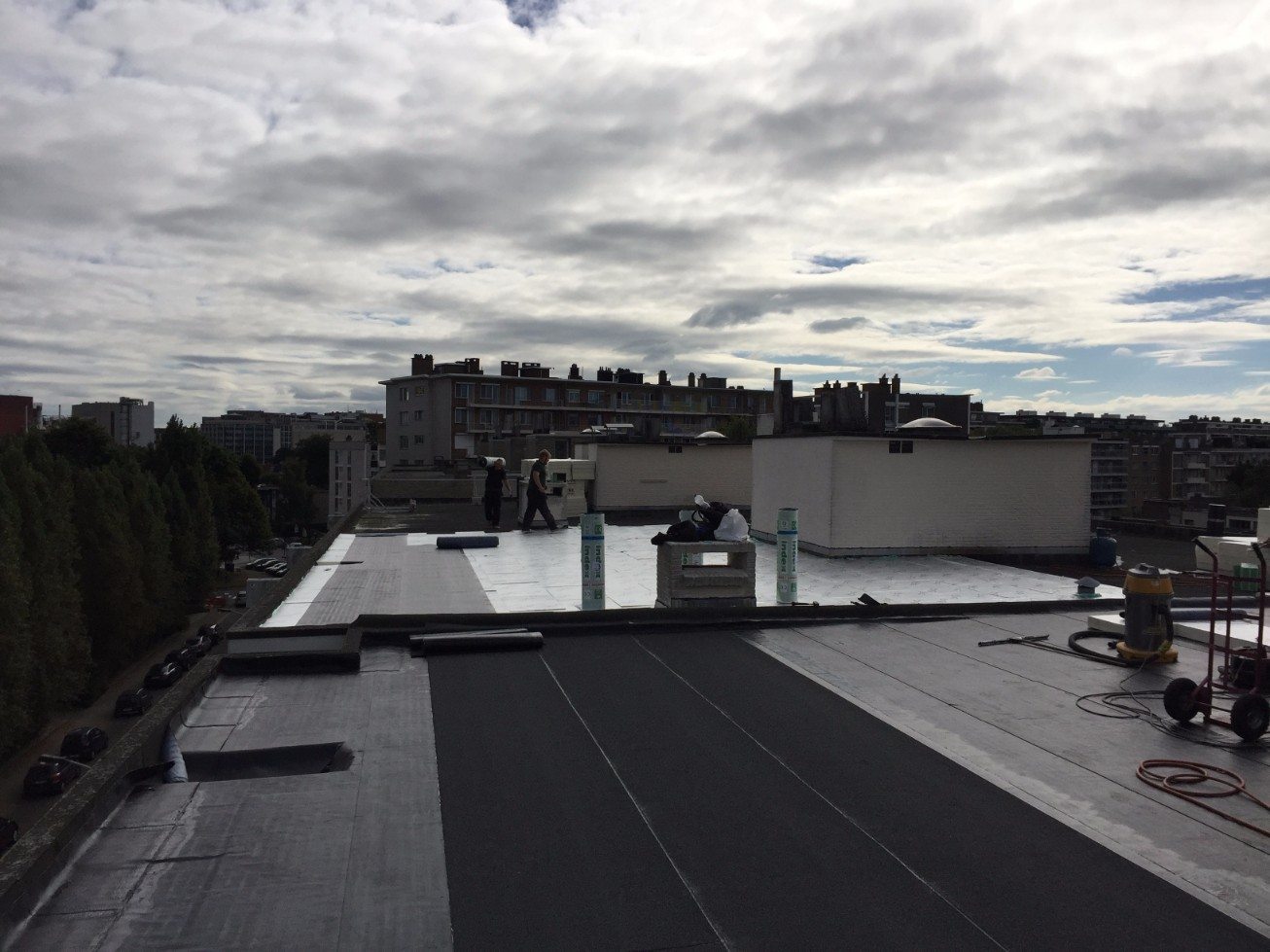 Een roofingdak waar de onderlaag al klaar is, nu wordt de toplaag gebrand