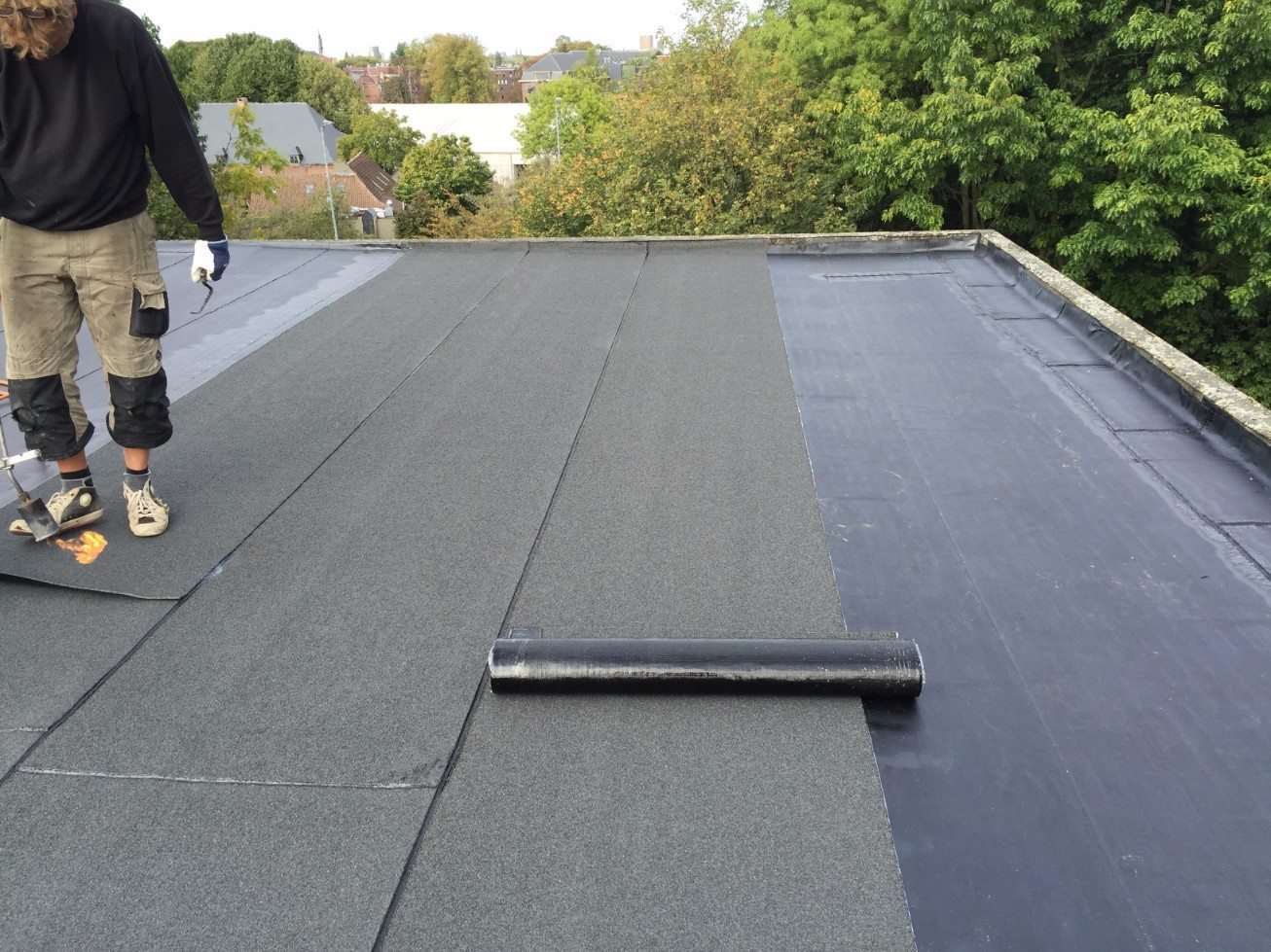 Een roofingdak waar de toplaag op wordt gebrand