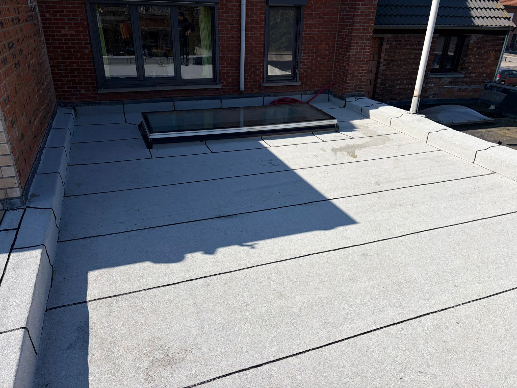 platte dak in antwerpen met witte roofing