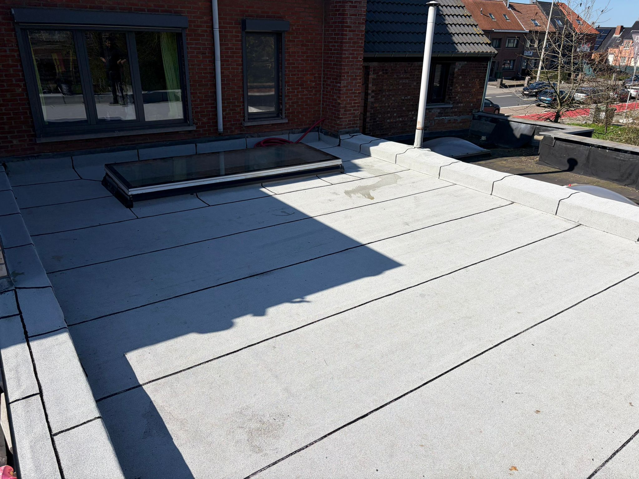Witte roofing op een plat dak