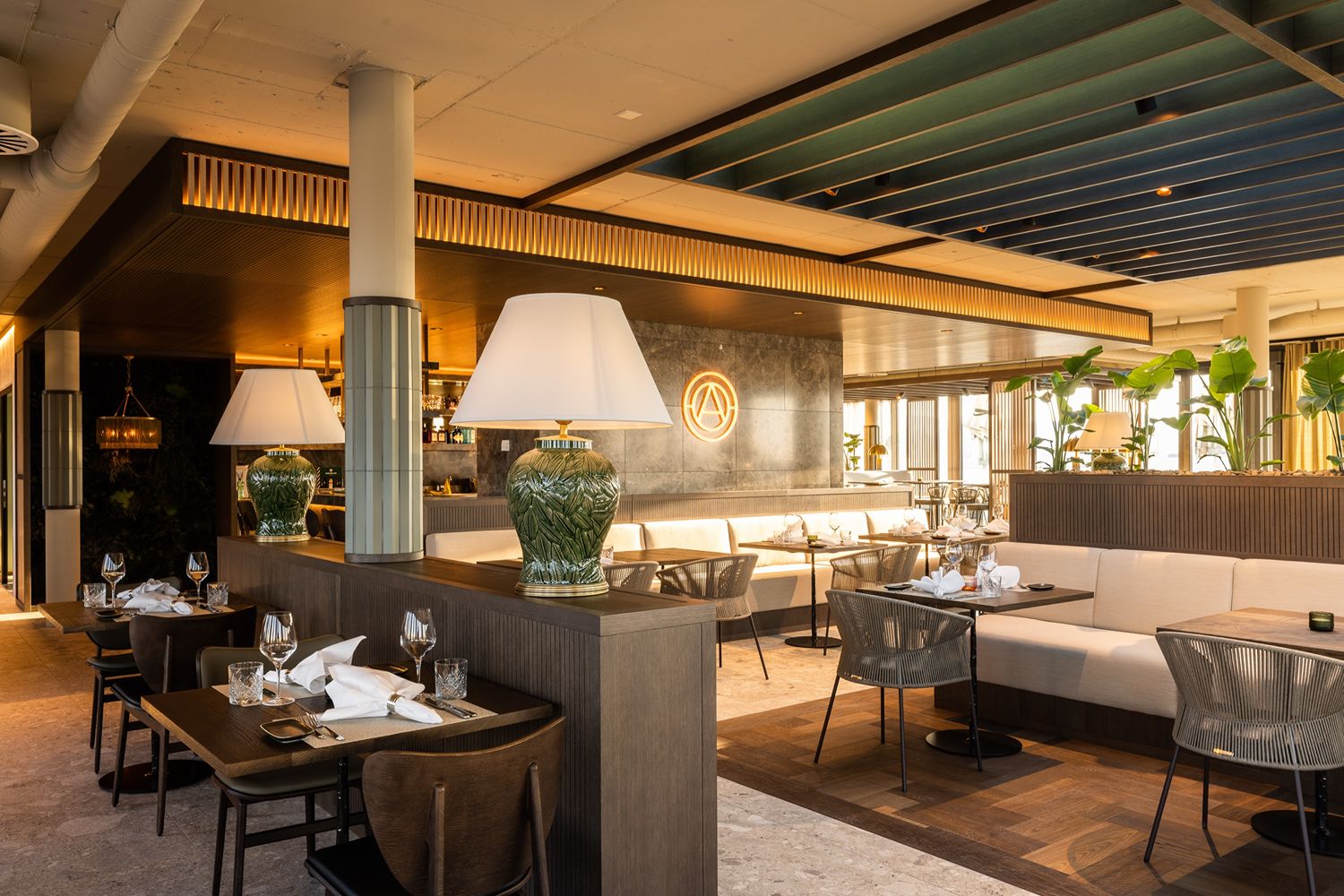 Die Inneneinrichtung eines gehobenen Restaurants zeichnet sich durch elegante Tische, bequeme Sitzgelegenheiten und eine anspruchsvolle Dekoration aus.