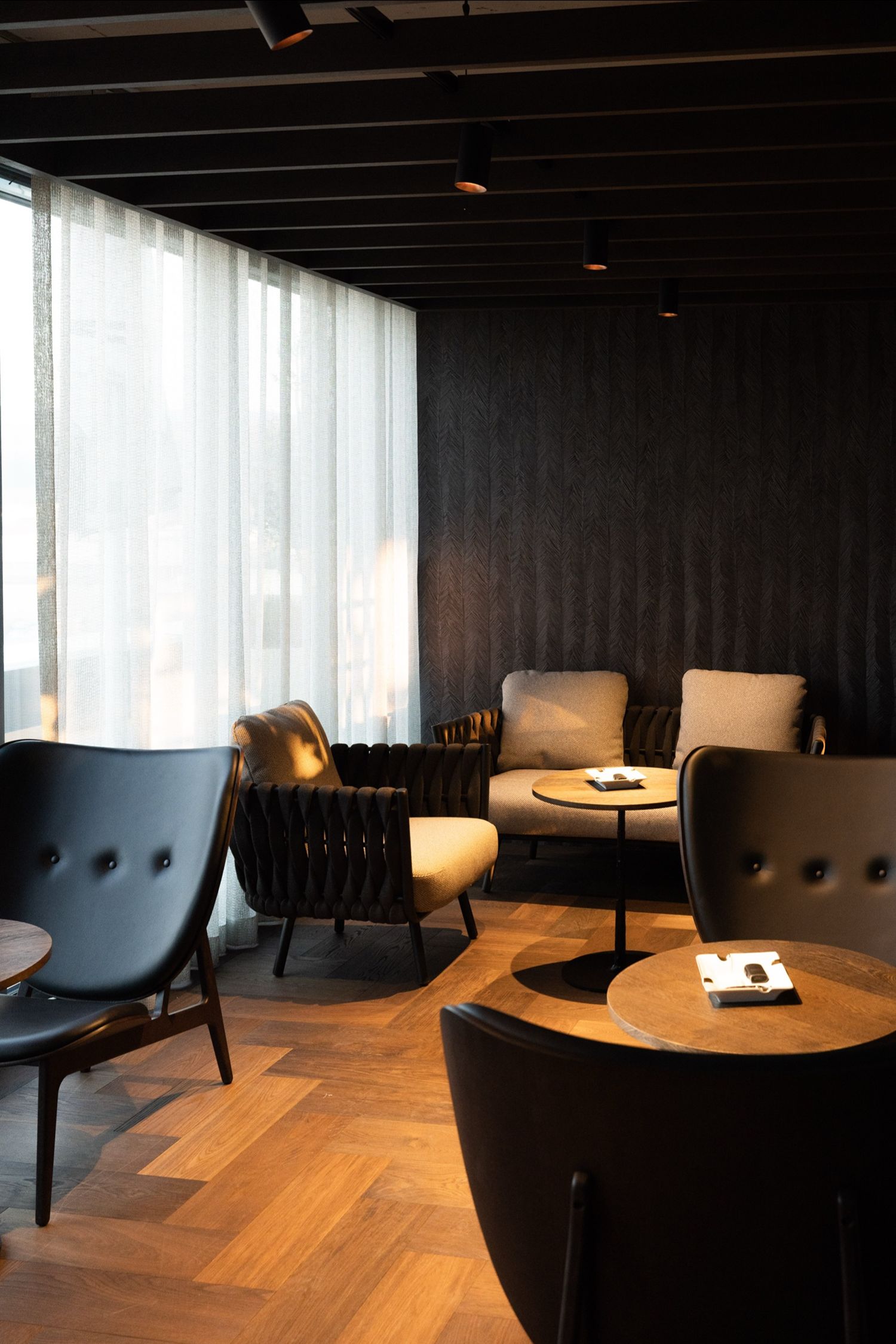 Gemütliche moderne Lounge-Sitzecke mit Holztischen und stilvollen Sitzmöglichkeiten vorhanden.