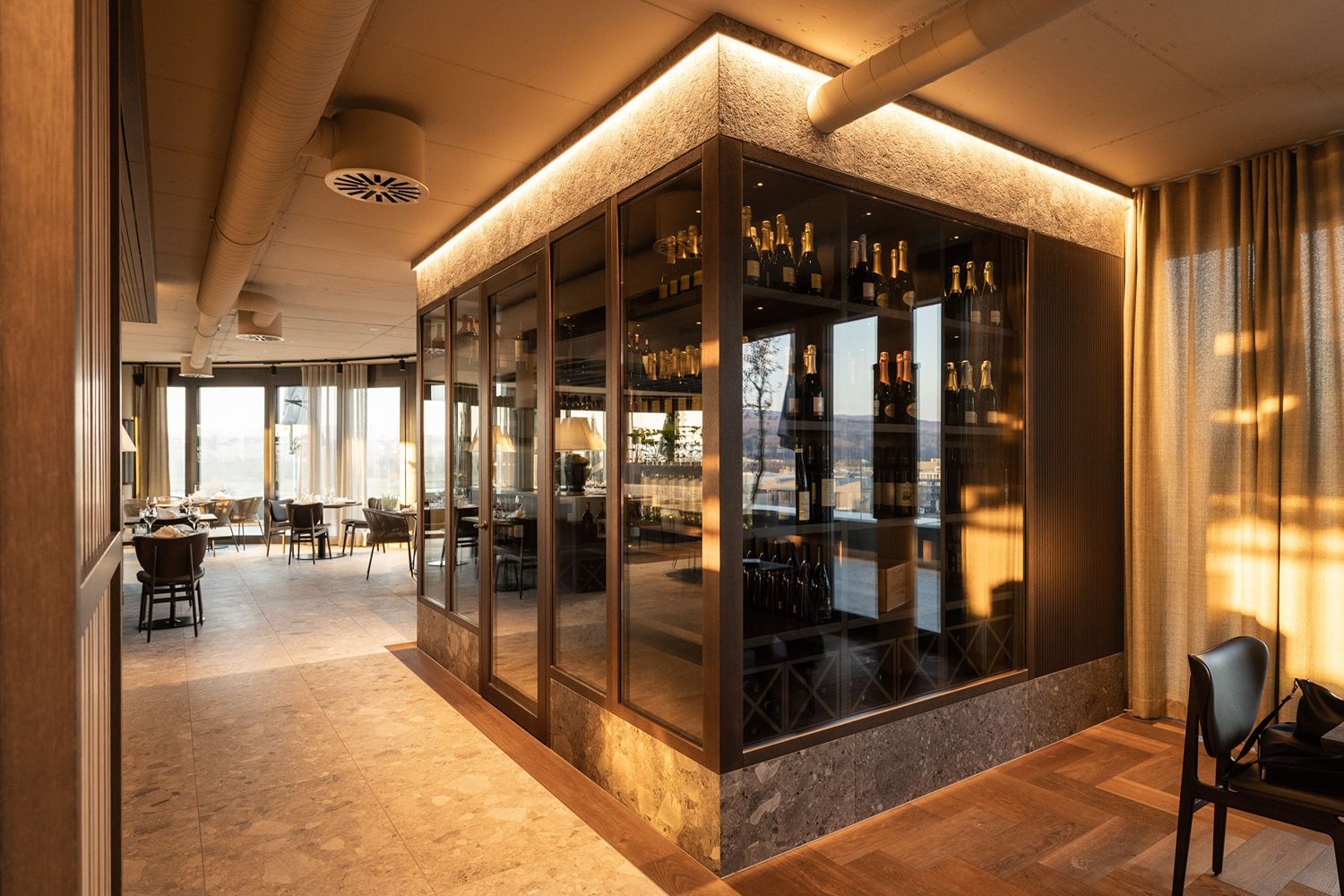 Gehobenes Restaurant mit eleganter Weinpräsentation und Innenräumen mit gehobener Atmosphäre.