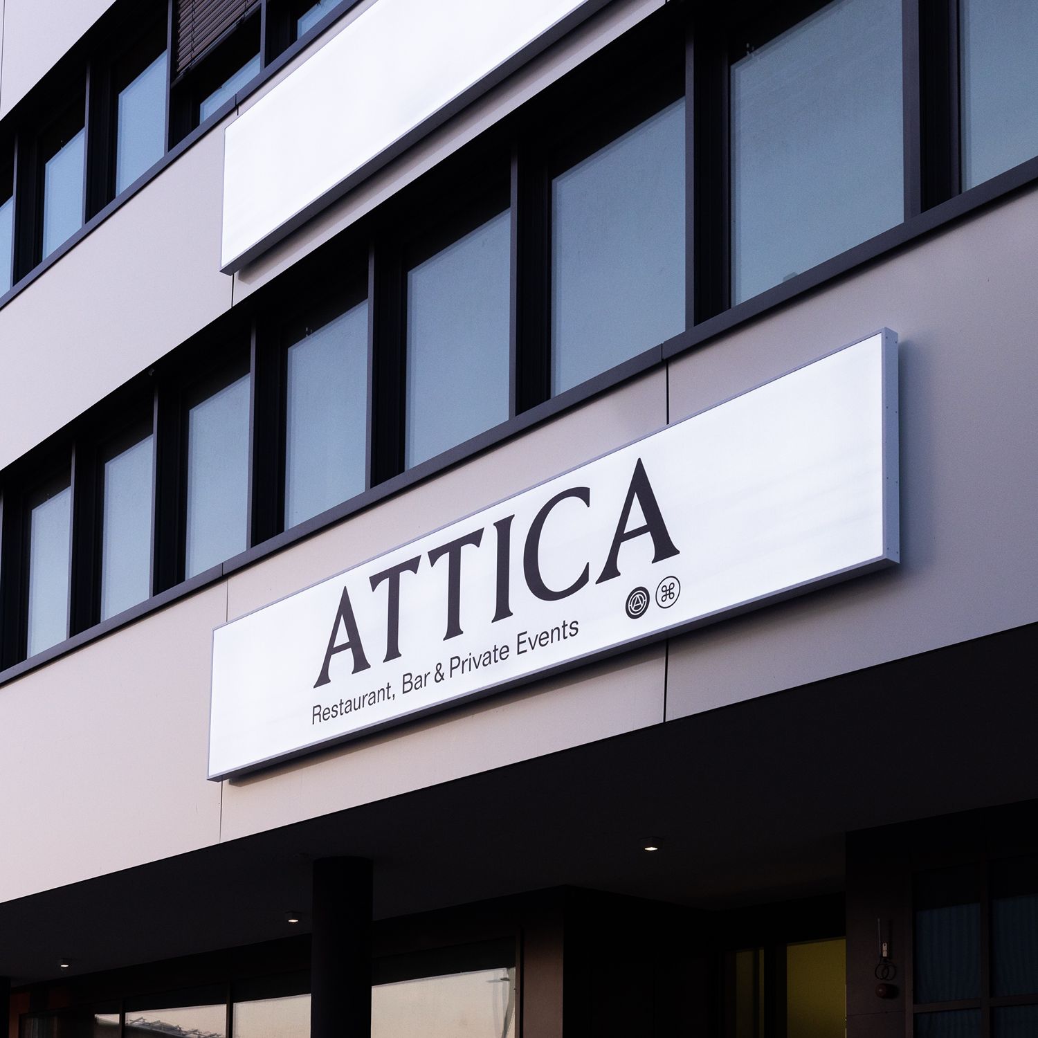 Moderne Außenbeschilderung für Restaurants mit elegantem Design und gehobenem privaten Speisebereich.