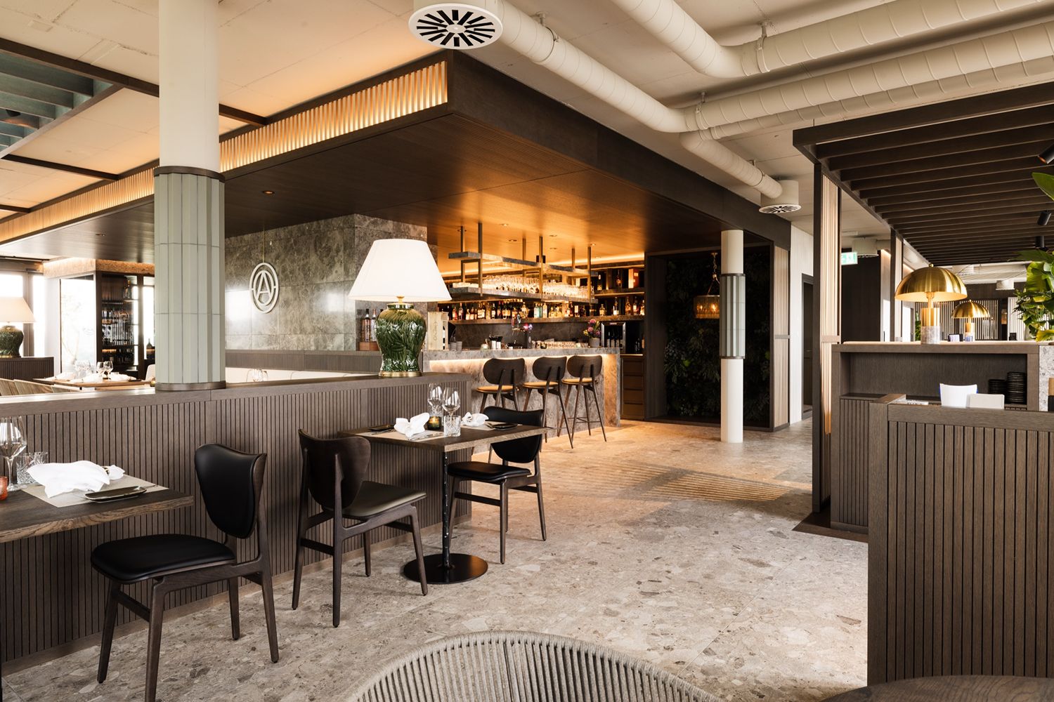 Gehobene Restauranteinrichtung mit stilvollen Holzakzenten und elegantem Marmorboden.