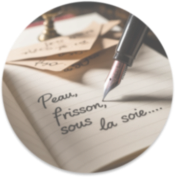 image d'un stylo écrivant sur un cahier