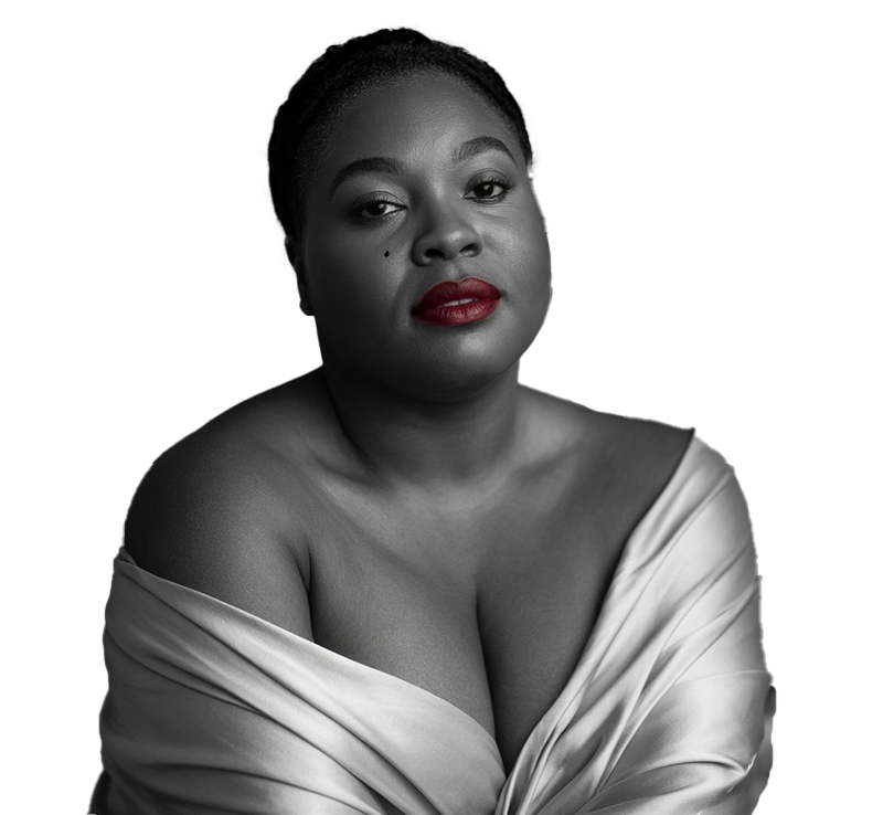 portrait  en noir et blanc , avec une bouche carmin, d'une femme noire curvy