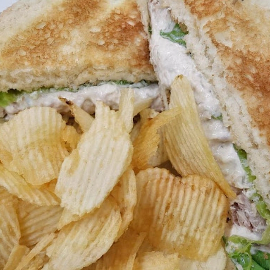 club sandwich with chips