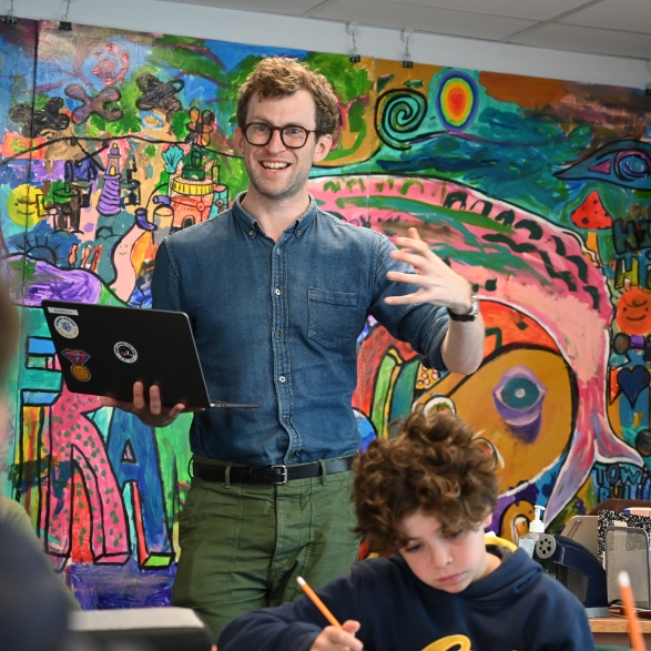 A teacher presentint to two students.