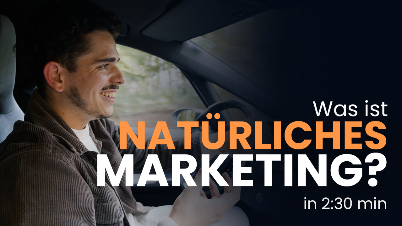 Smiling man driving a car with the text 'Was ist natürliches Marketing? in 2:30 min' overlaid on the right.