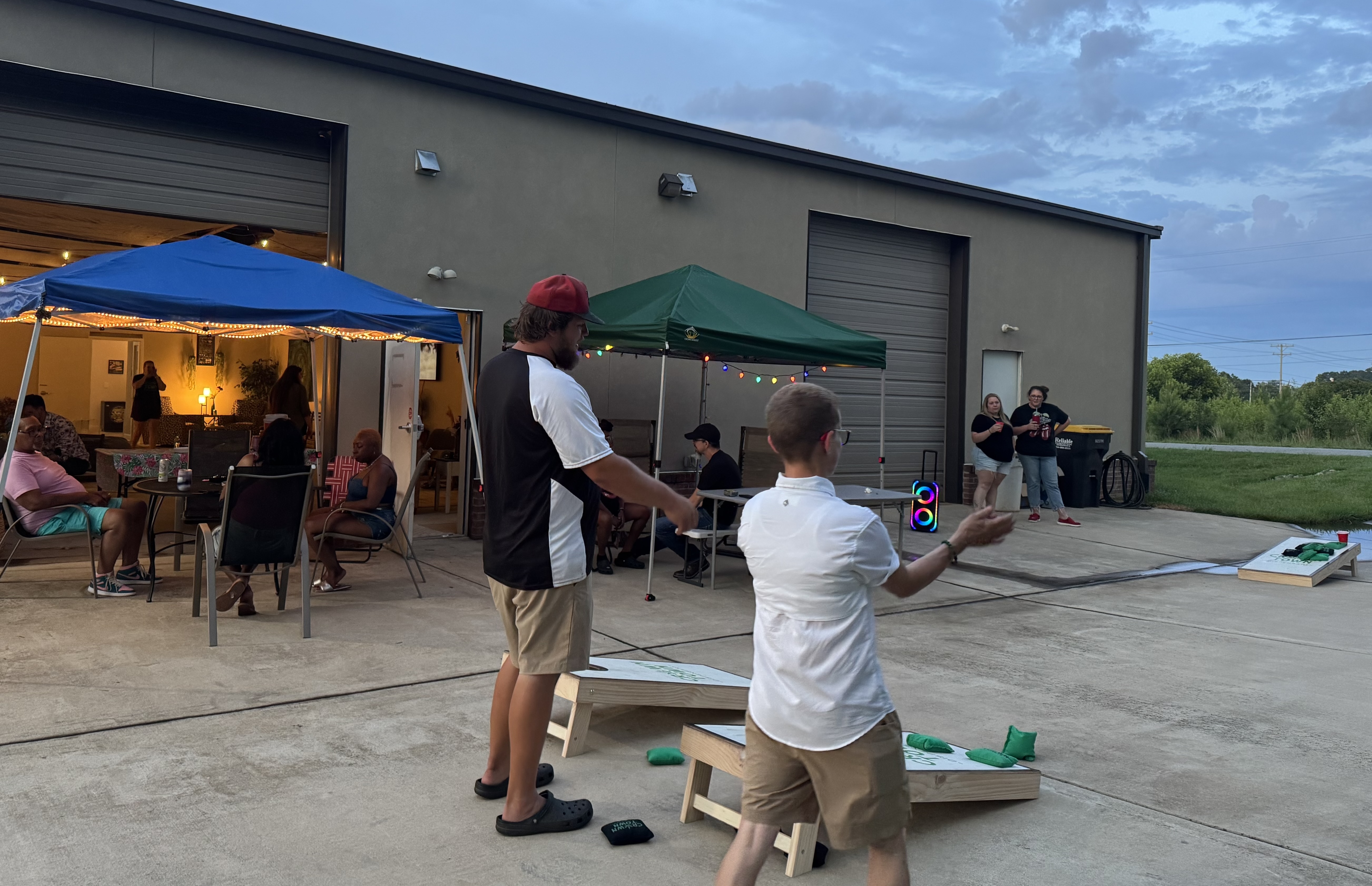 image of customer service environment (for a ecommerce)