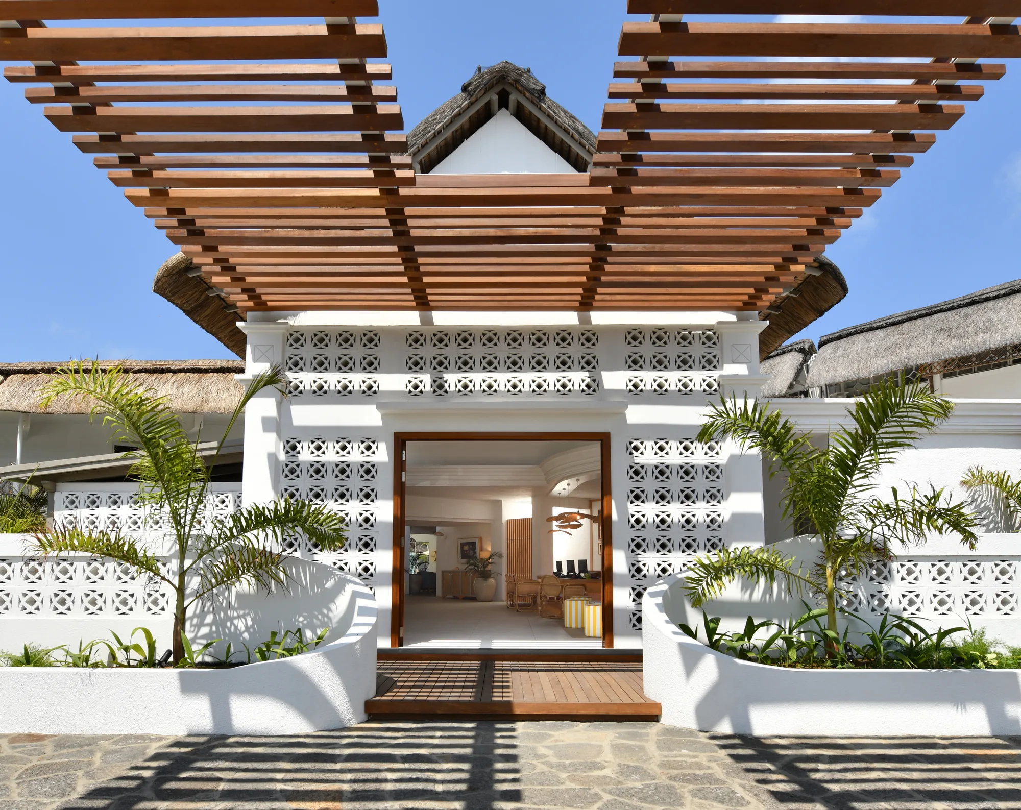 mauritius-beach-resort-couple-arriva with ocean views in Mauritius.