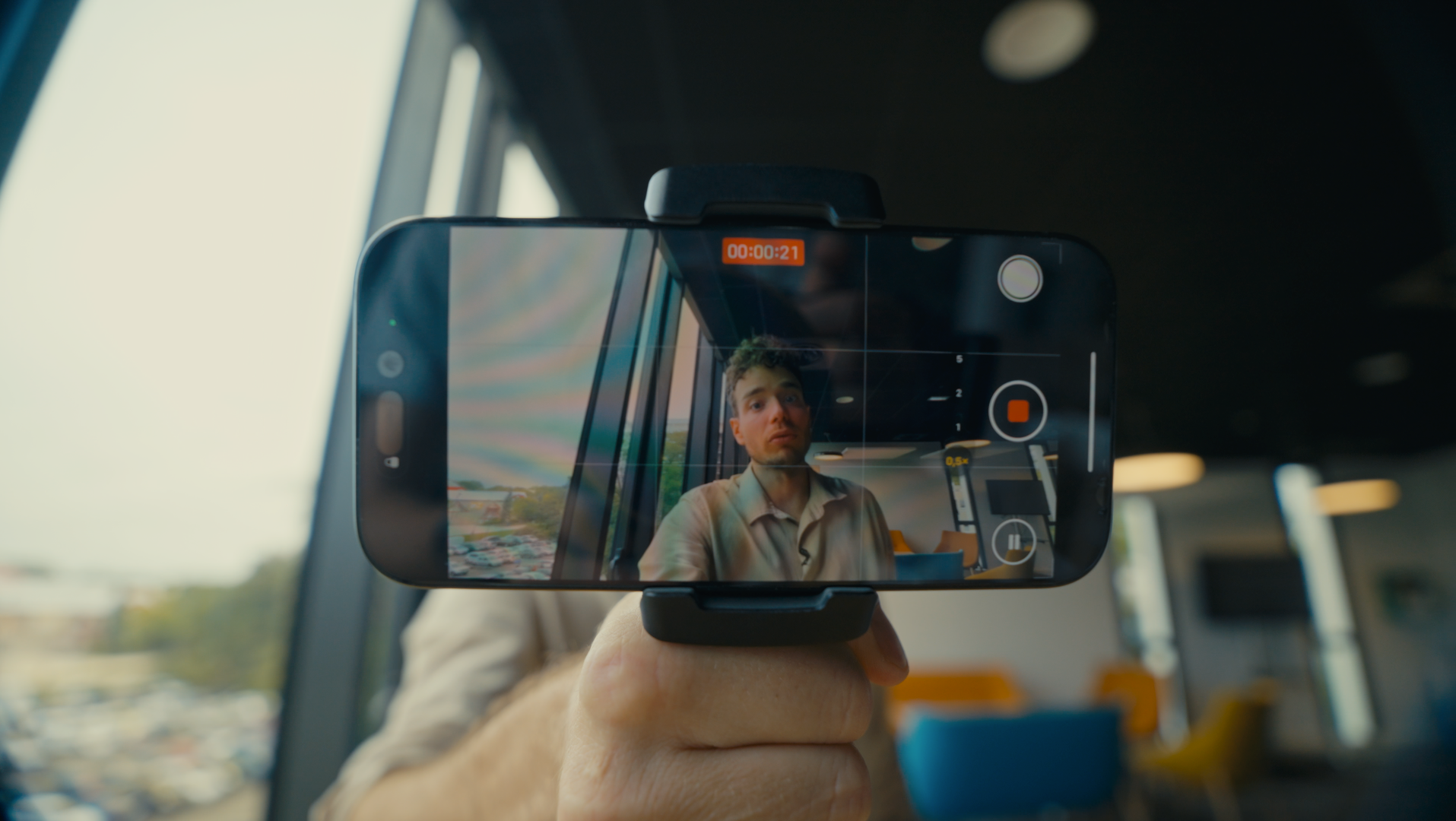 Photo POV d'une personne qui se film avec son telephone à la main