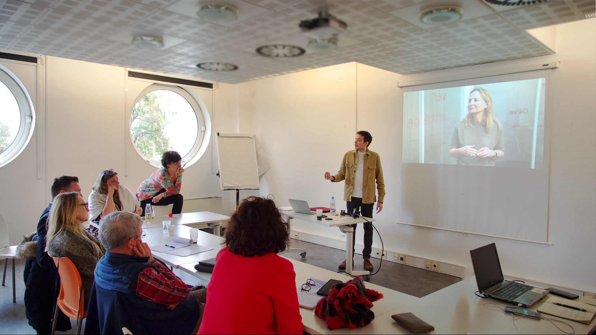 “Exemple de slide finale avec typographie adaptée pour une conclusion diaporama réussie.”