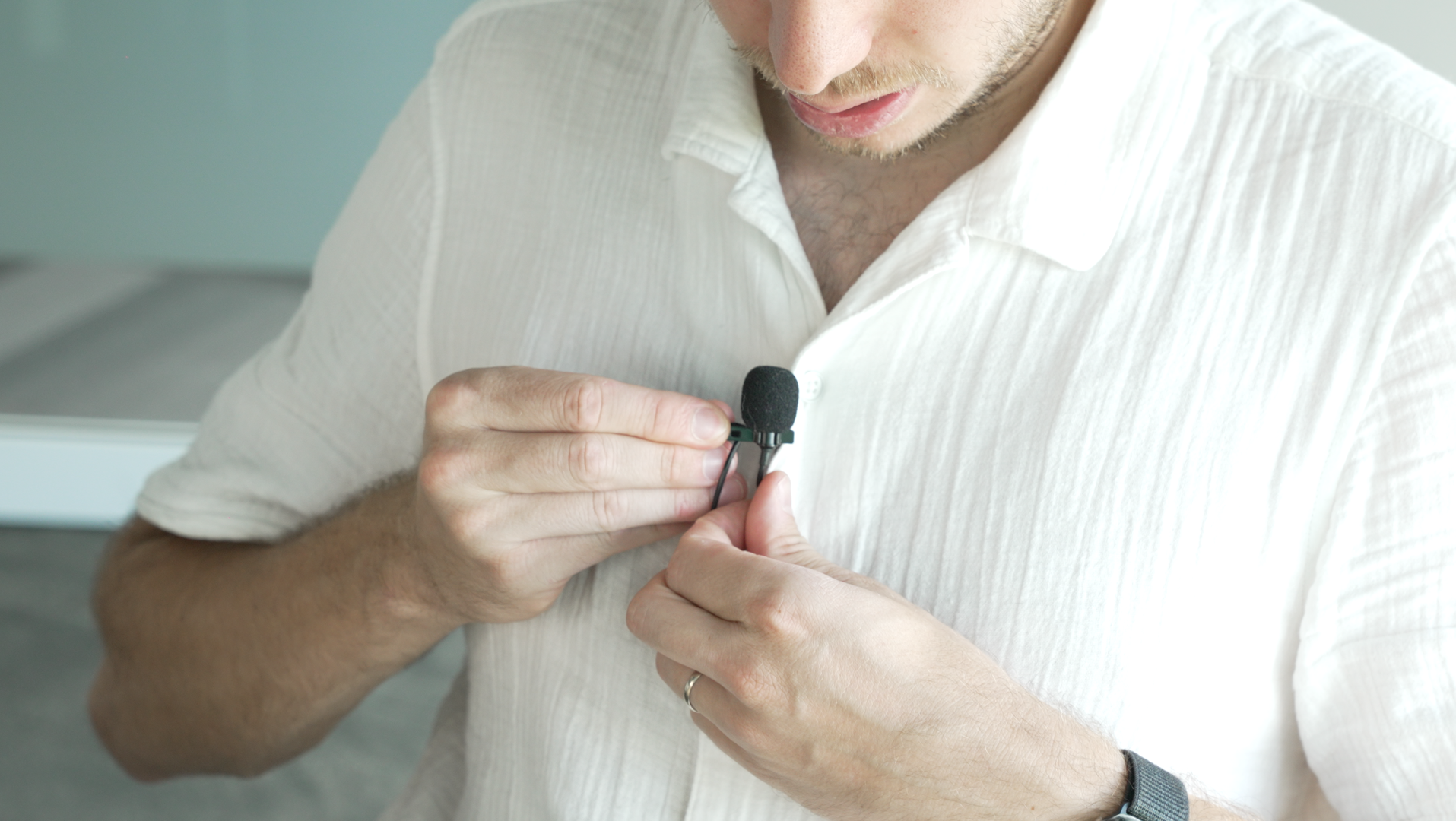 (Exemple de session de media training Skiveo avec un dirigeant, micro cravate bien positionné) 