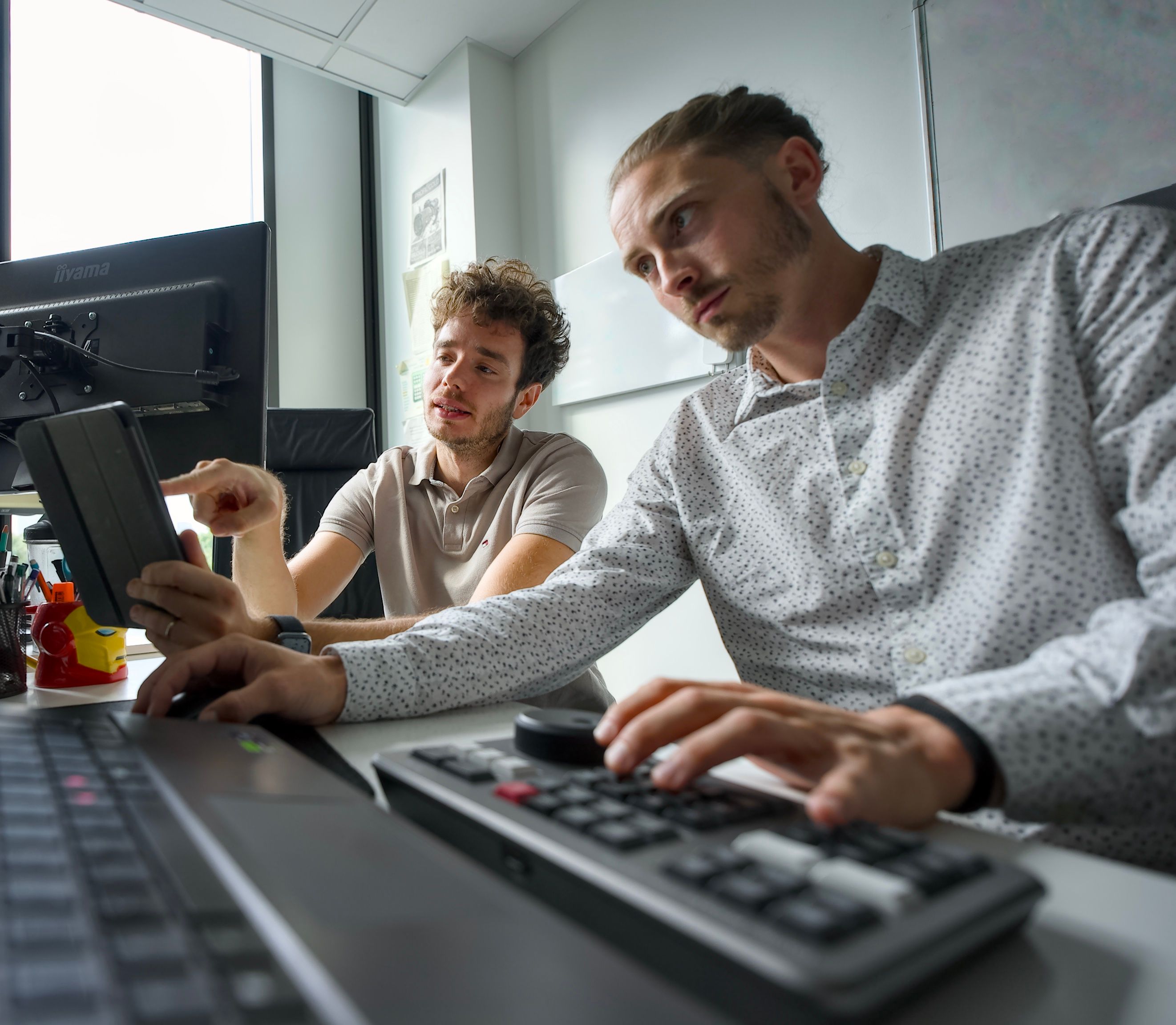 Illustration d’un dirigeant en séance de media training avec Skiveo
