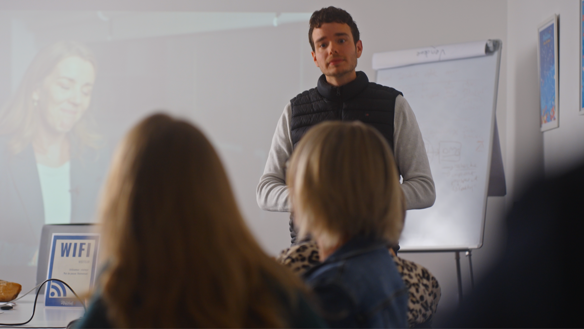 Simulation de communication de crise animée en entreprise.