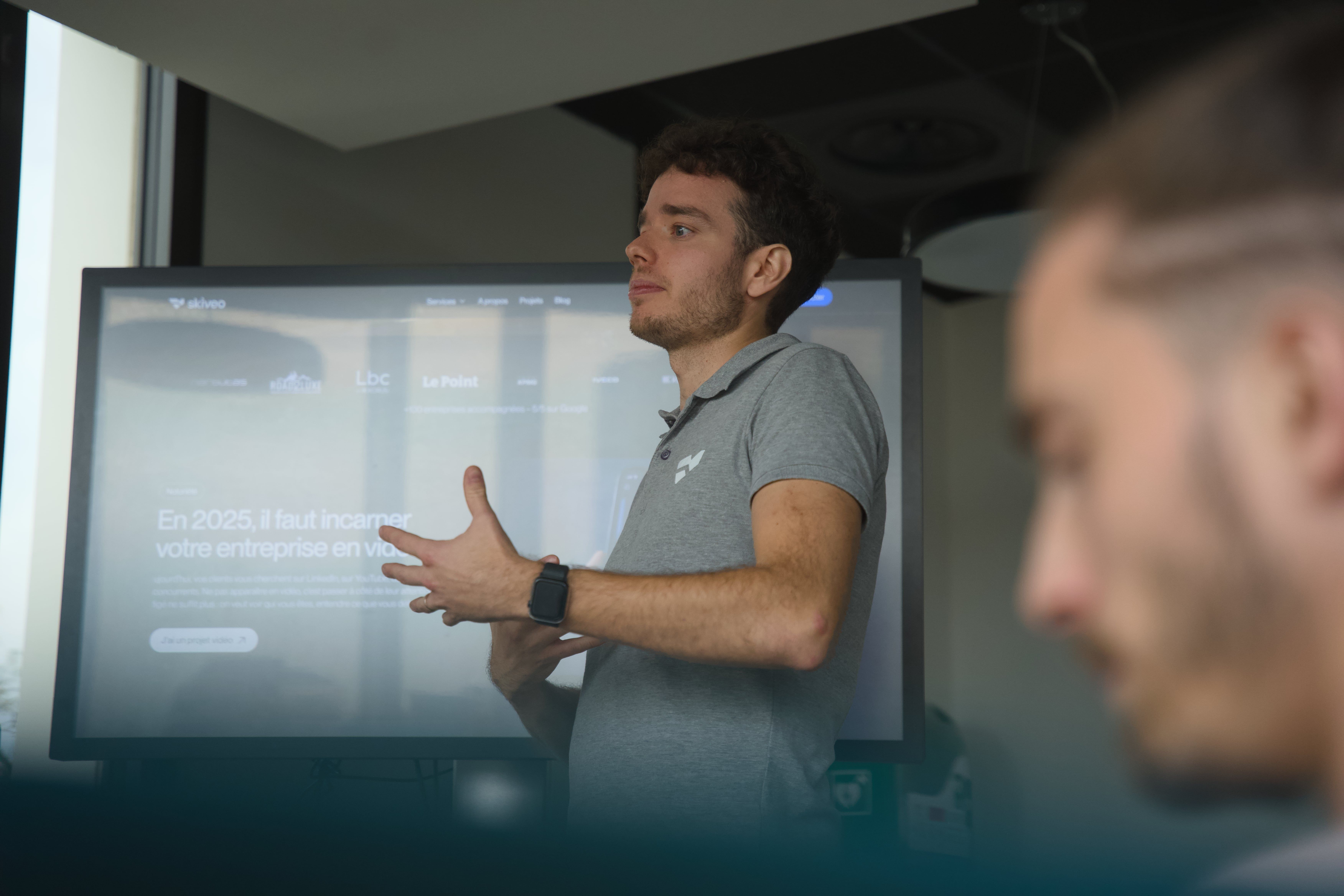 Dirigeant en session de formation à la communication de crise filmée par Skiveo