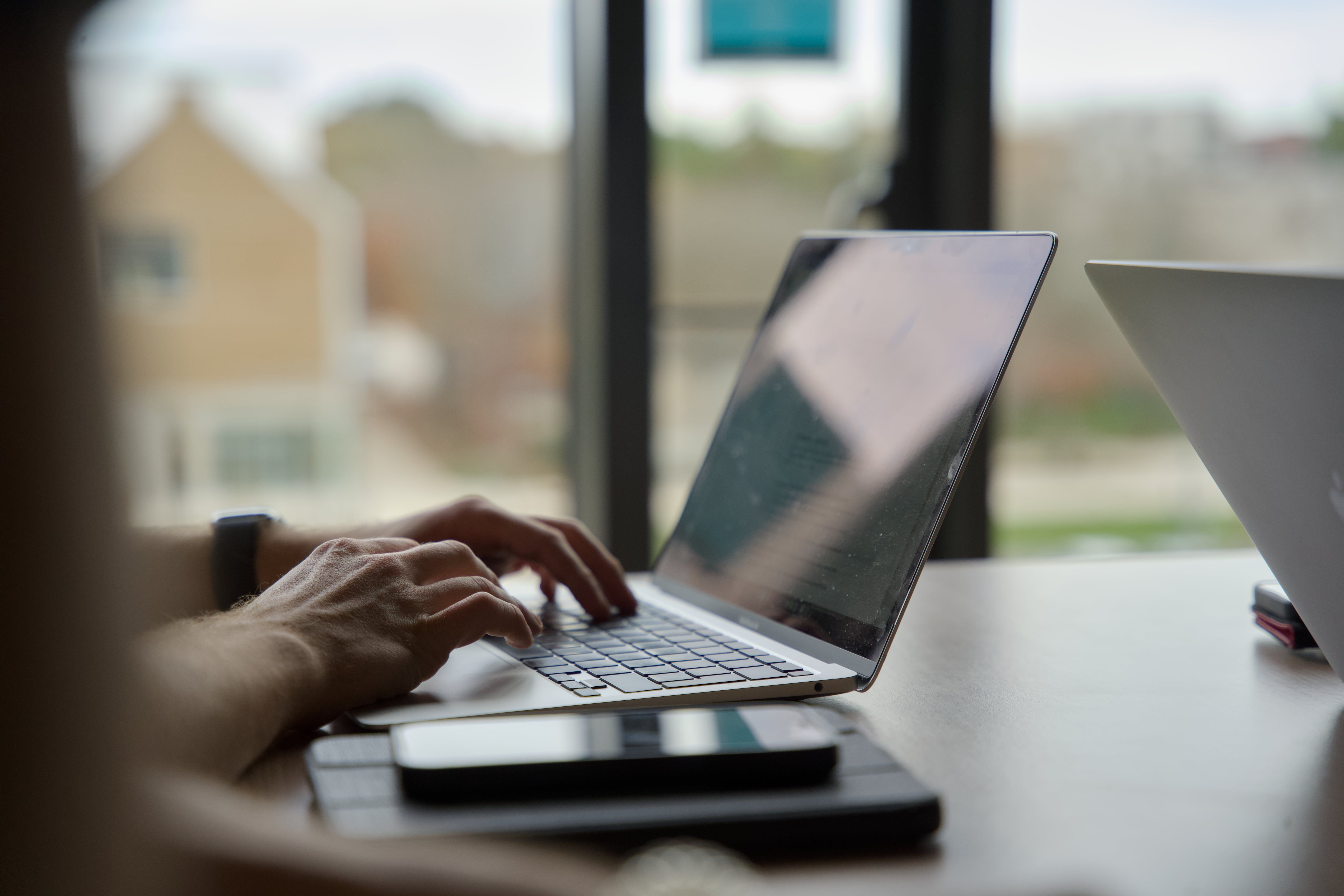 Exemple d’ouverture de vidéo dynamique réalisée par Skiveo pour une entreprise rennaise