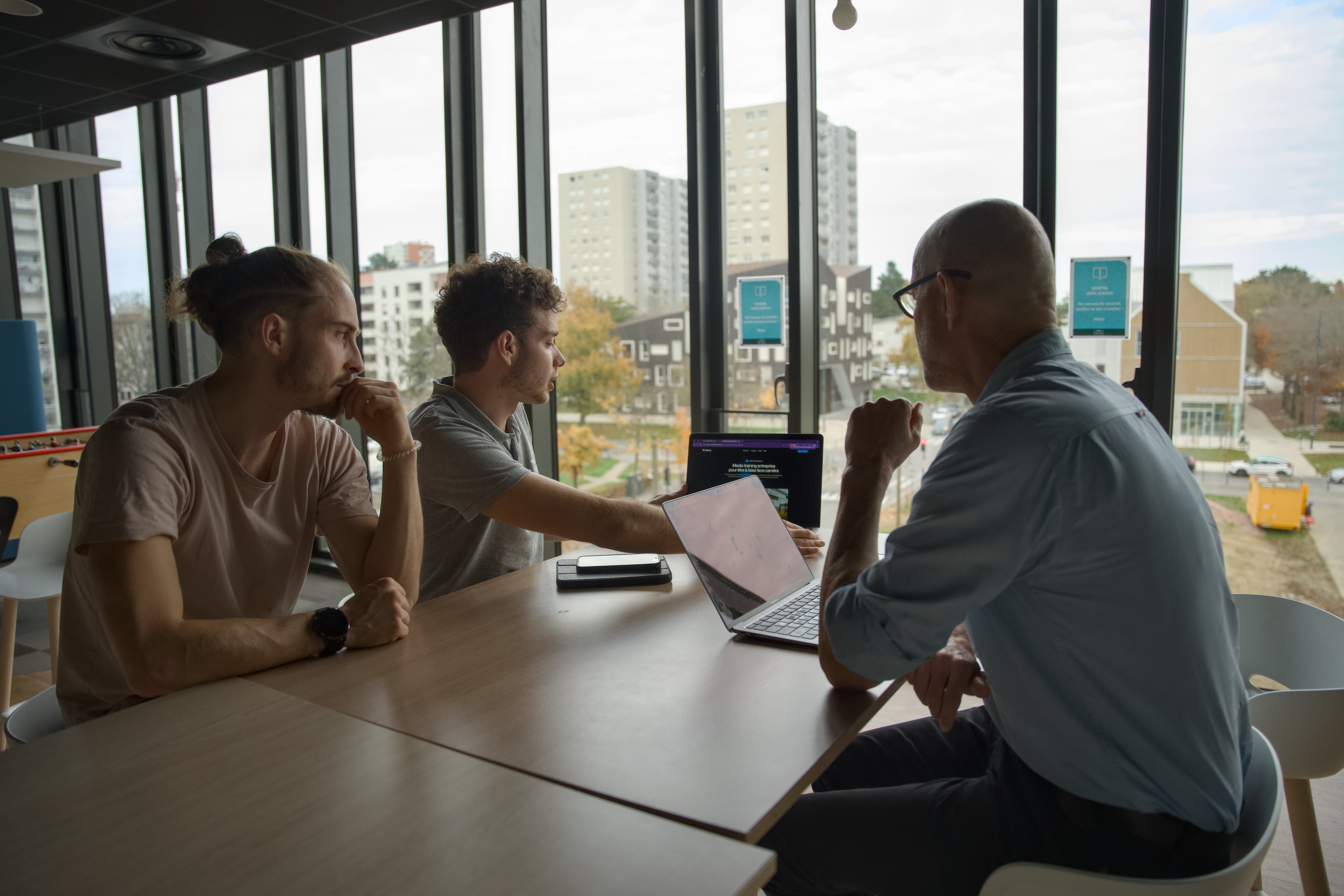 Exemple de tournage d’une FAQ filmée interne dans les locaux d’une entreprise bretonne accompagnée par Skiveo