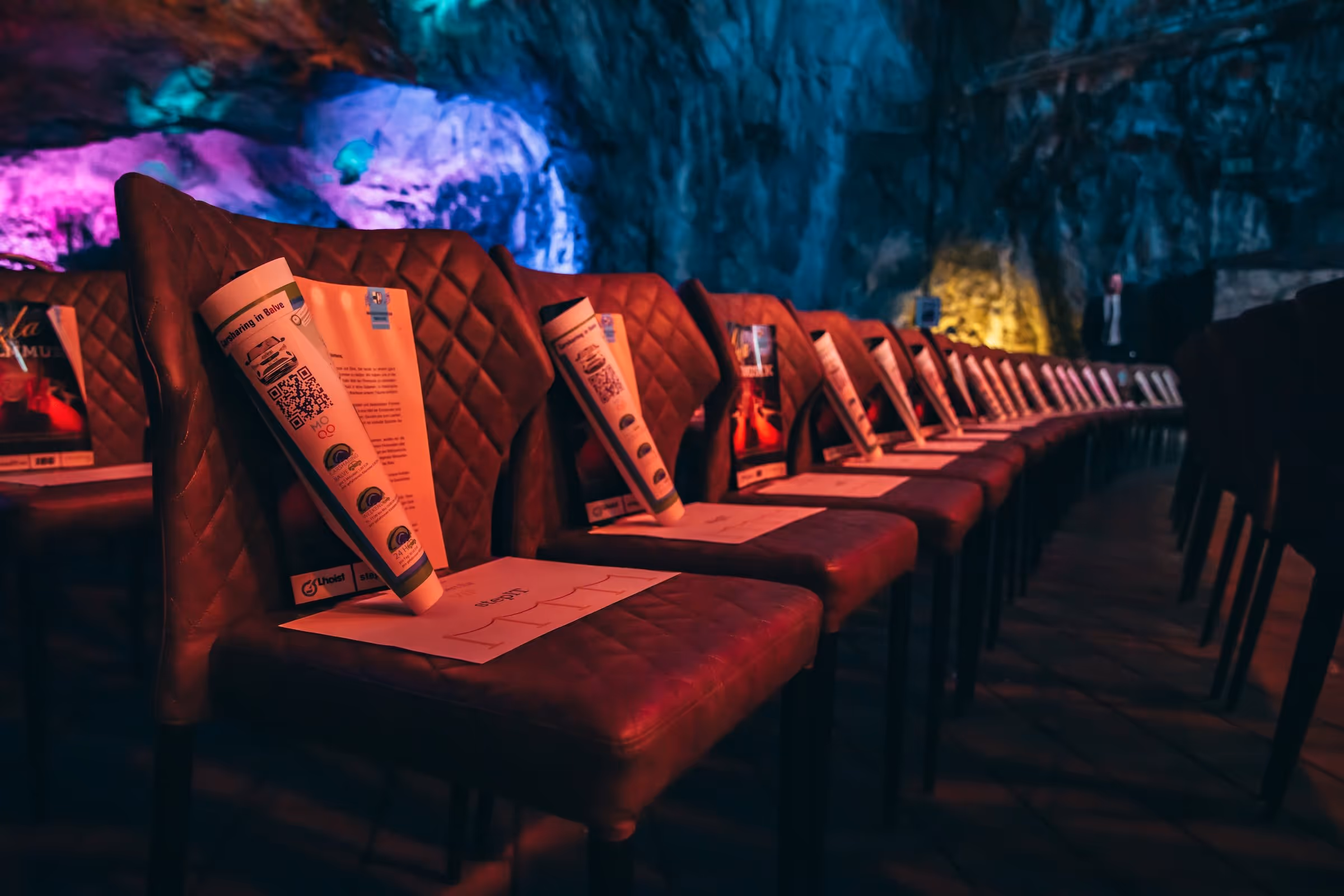 Reservierte Sitzplätze für Sponsoren bei der Gala der Filmmusik 2023 in der Balver Höhle.