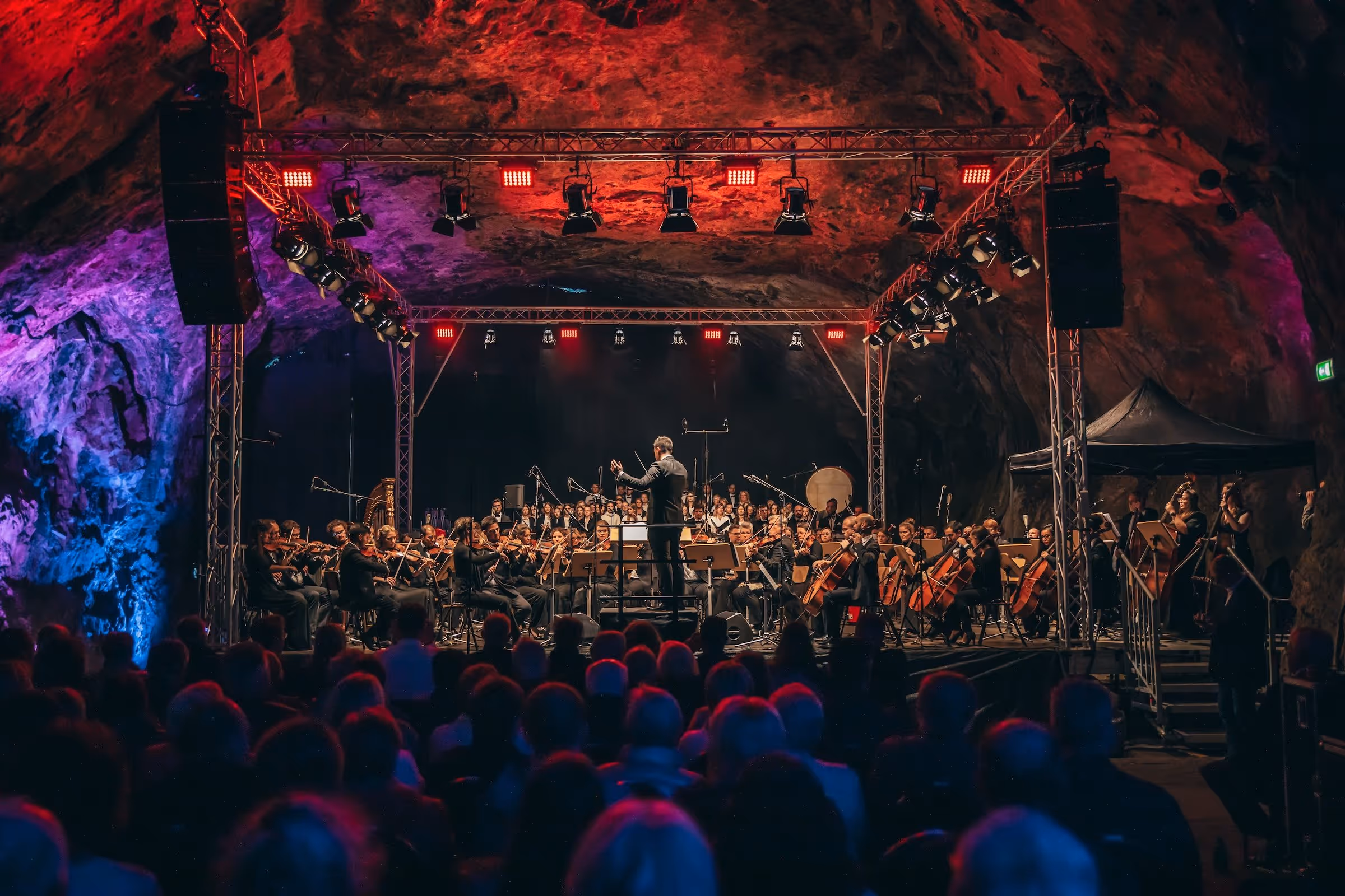 Das Bild zeigt die Bühne mit den Künstler der Gala der Filmmusik in der Balver Höhle von 2023.