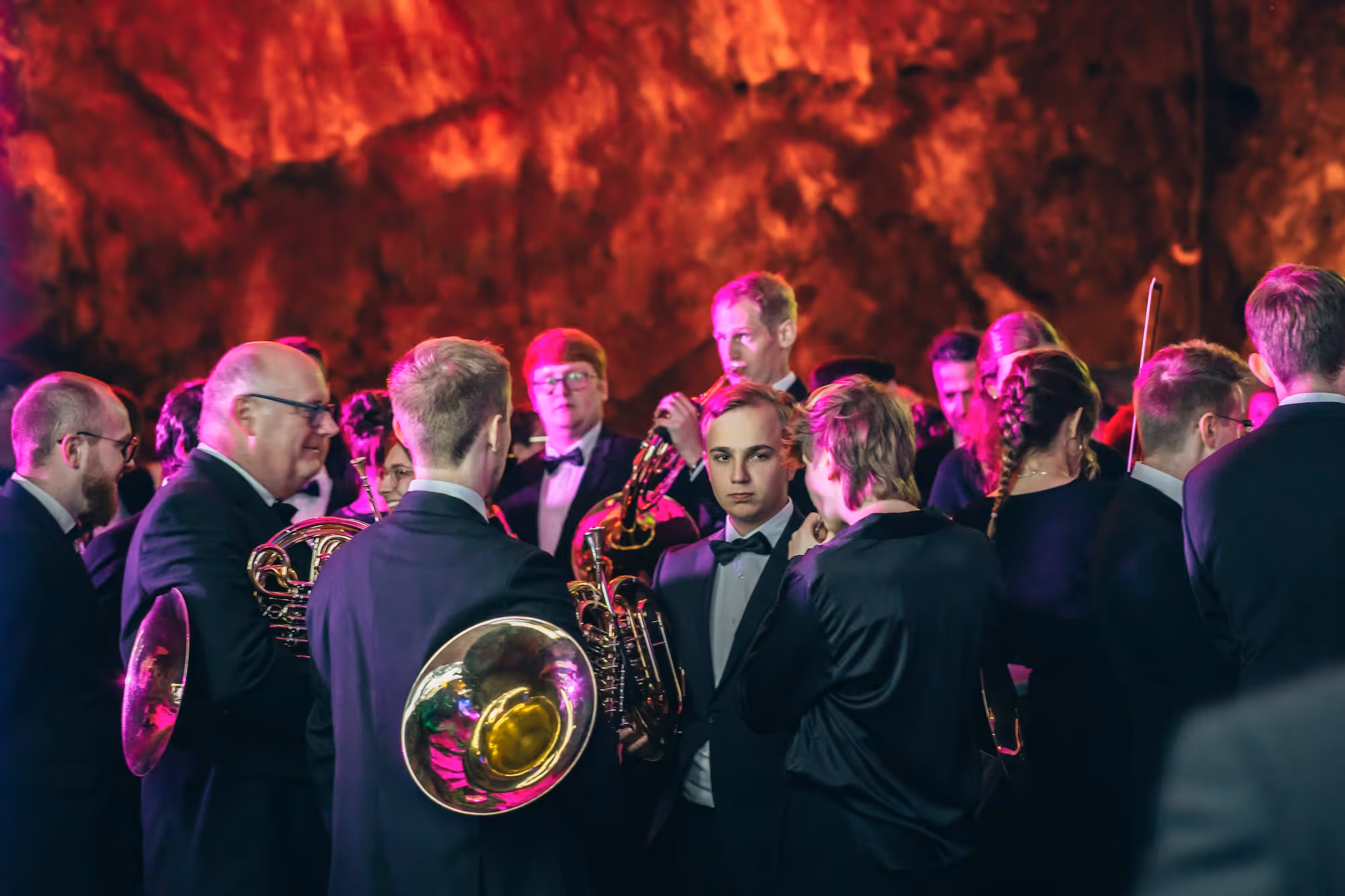 Ein Teil des Orchesters kurz vor der Aufführung in der Balver Höhle 2023.