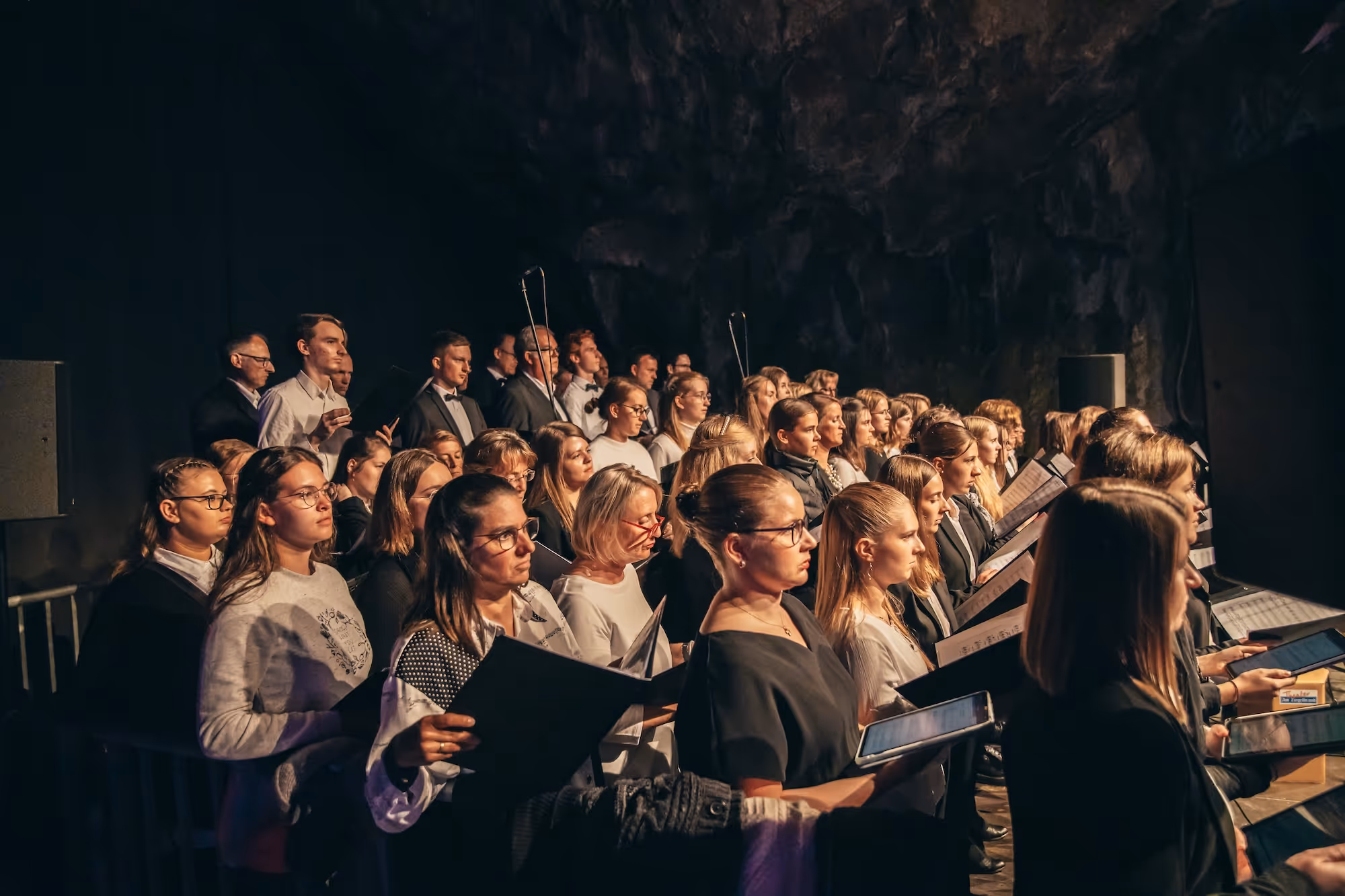 Der Projektchor der Gala der Filmmusik während des Galaabends 2023 in der Balver Höhle.