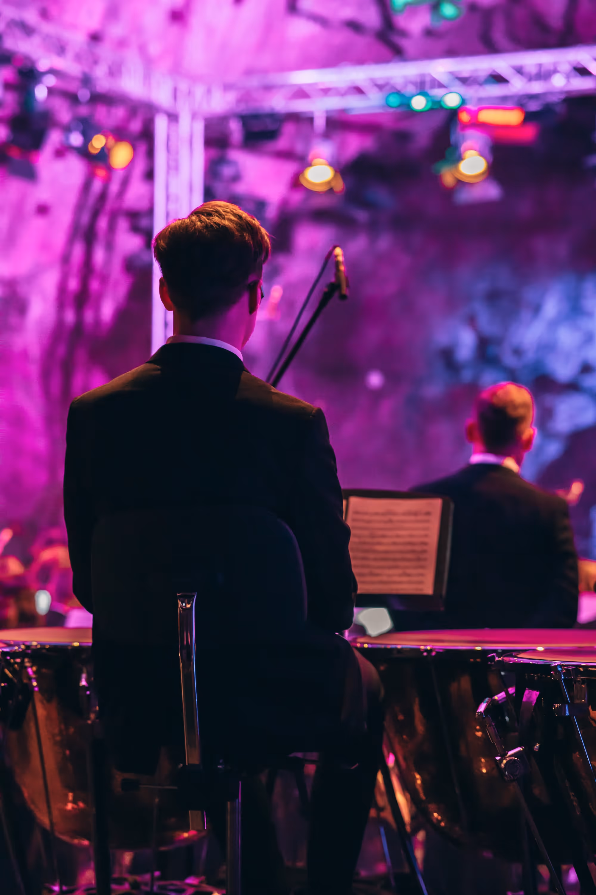 Ein Schlagzeuger während der Gala in der atmosphärischen Balver Höhle.