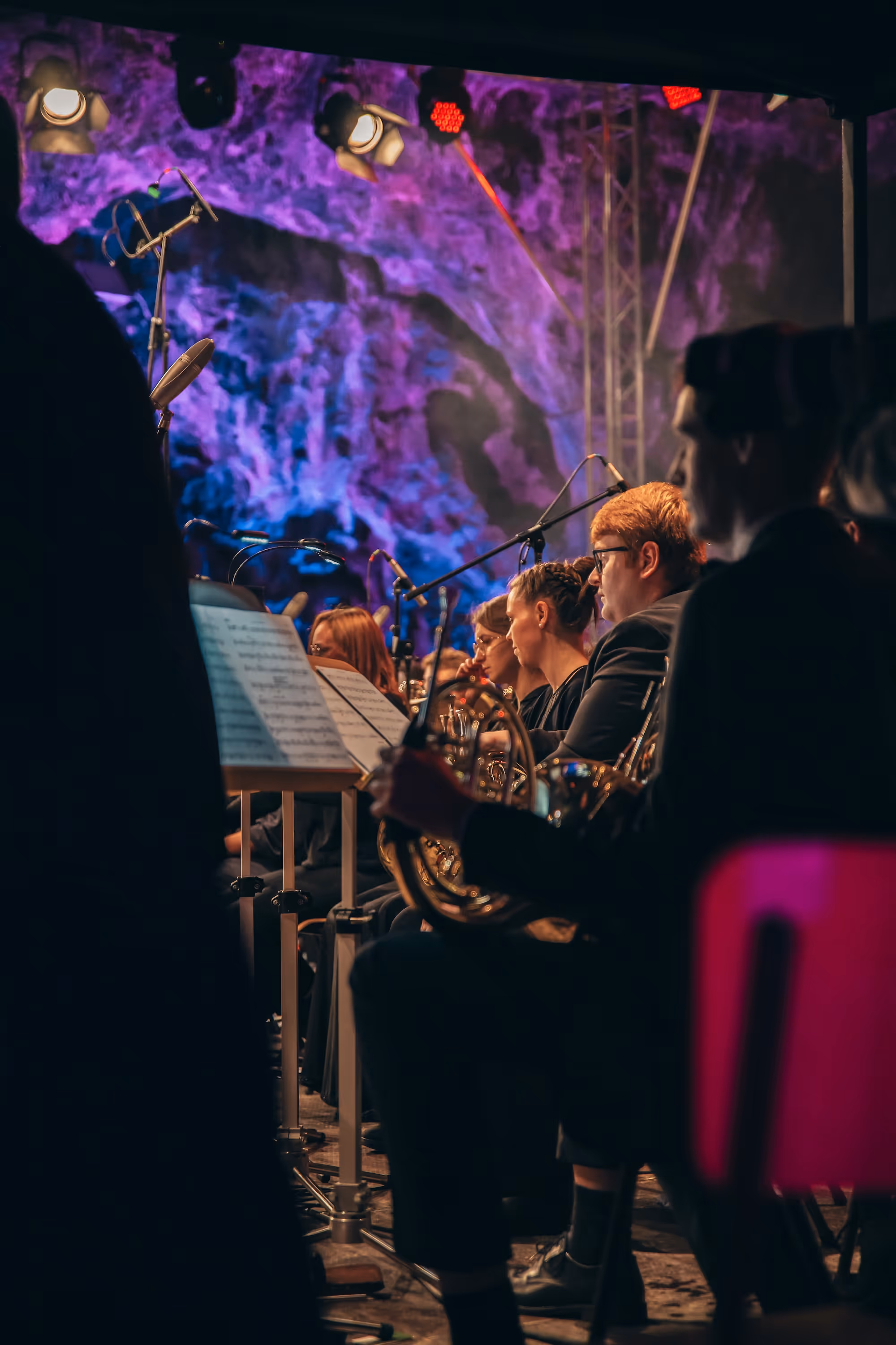 Hornist:innen bei der Gala der Filmmusik in der Balver Höhle auf der Bühne. 