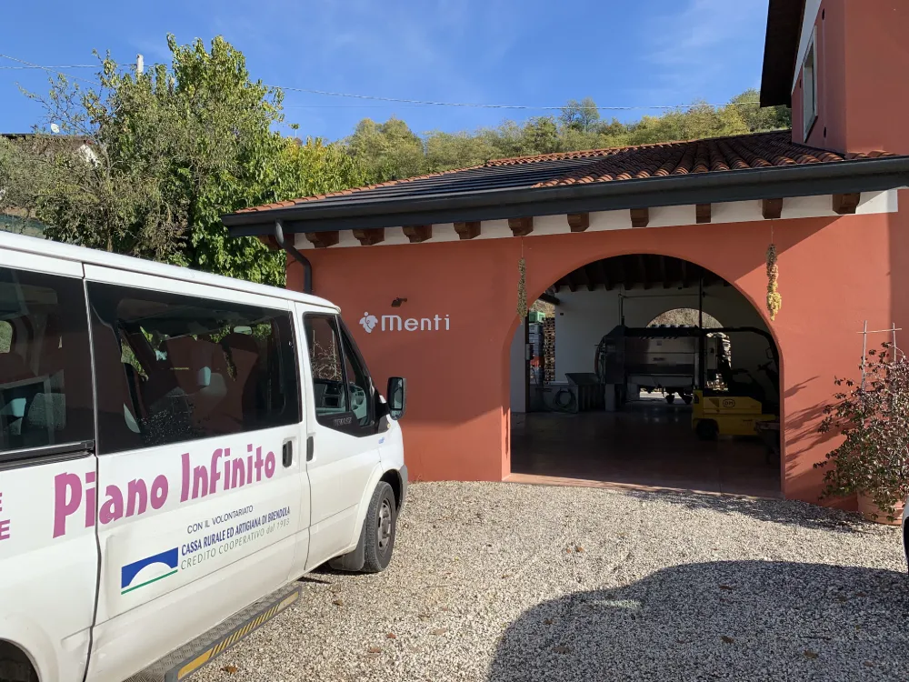 Immagine del furgone di Piano Infinito nella cantina Menti