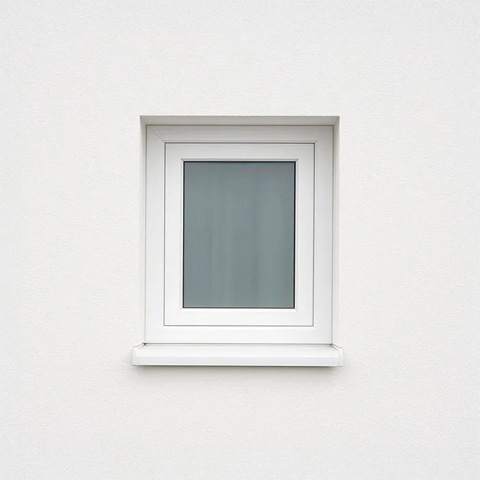 Kleines Fenster in weißer Hauswand